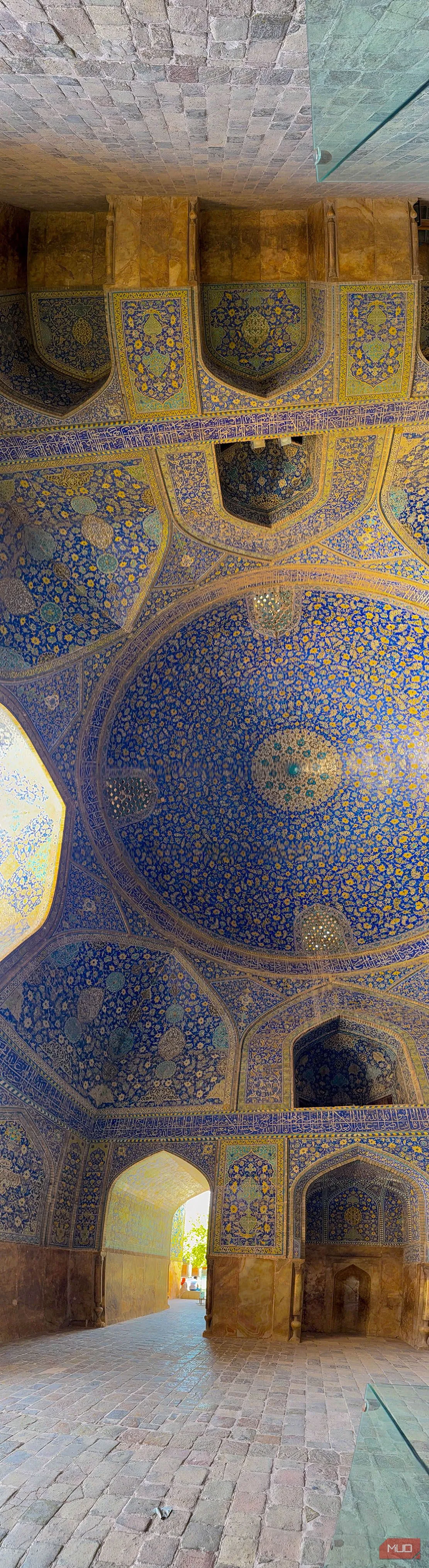 Cận cảnh trần nhà thờ Hồi giáo Shah ở Isfahan được ghi lại bằng panorama dọc