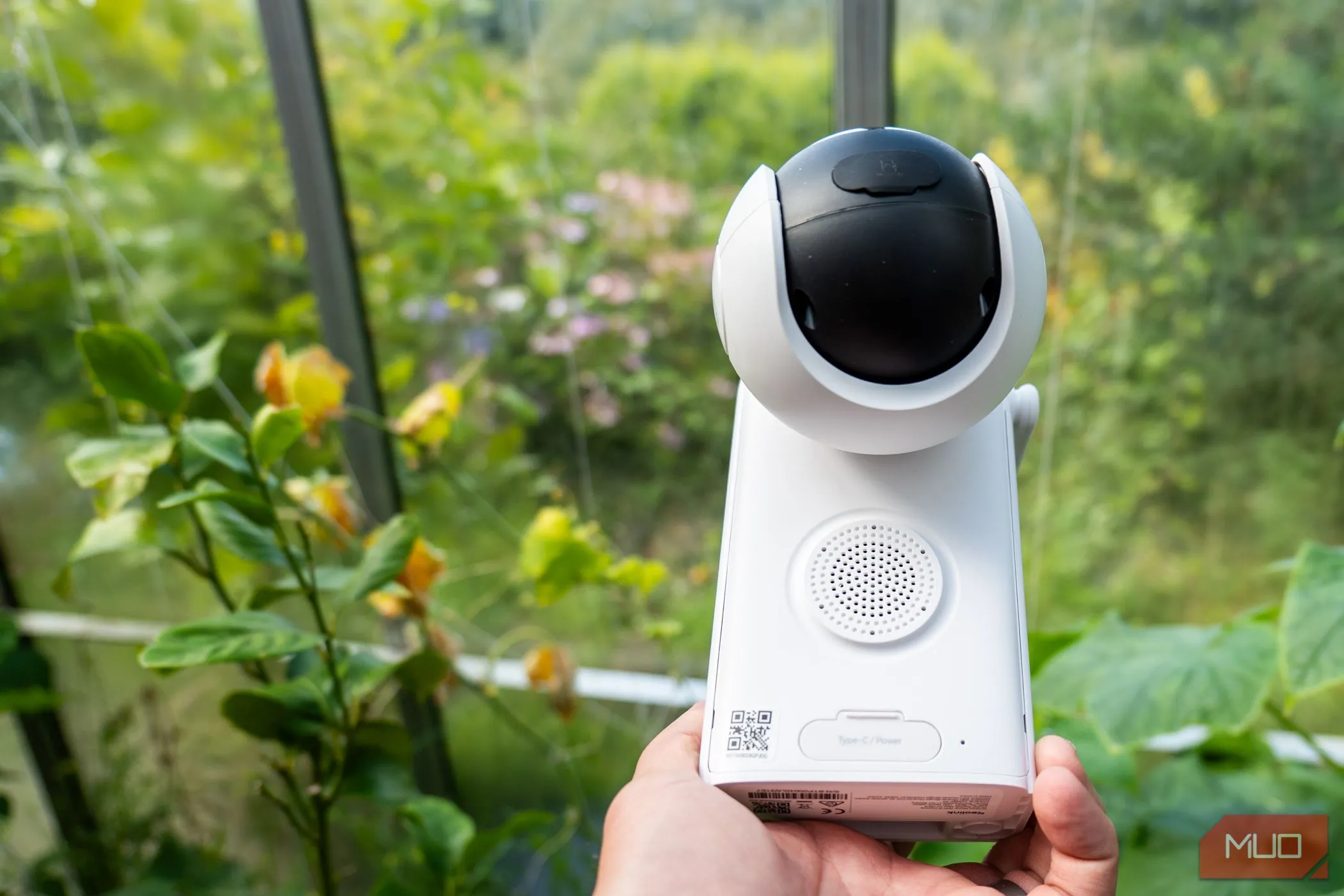 Cận cảnh vị trí loa ngoài và khe cắm thẻ nhớ SD dưới đáy camera Reolink Altas PT Ultra