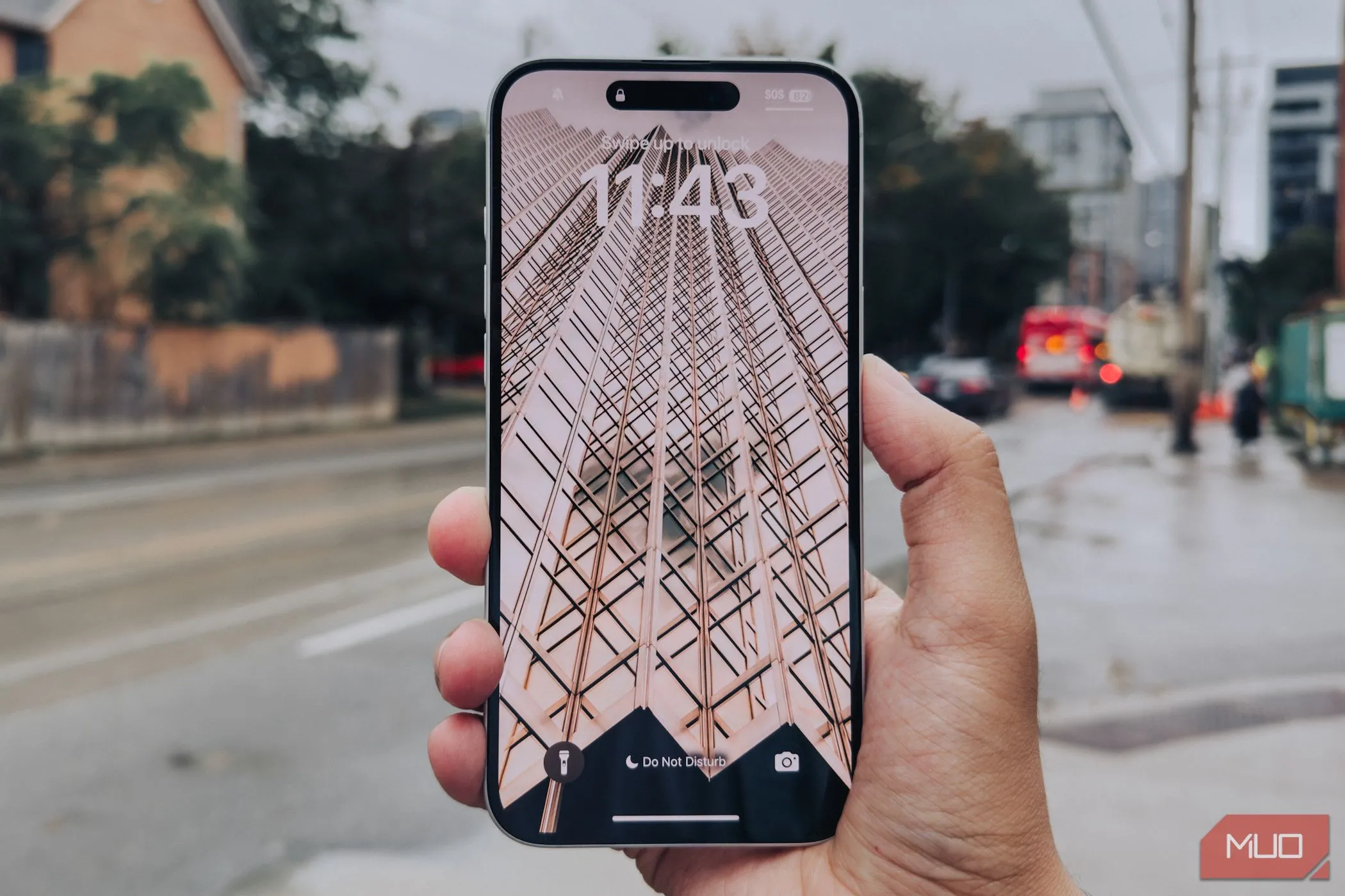 Cạnh màn hình iPhone 16 Plus với viền mỏng, minh họa xu hướng thiết kế viền siêu mỏng trên điện thoại