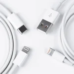 Cáp Apple Lightning sang USB-C, minh họa sự thay đổi chuẩn kết nối trên thiết bị di động.