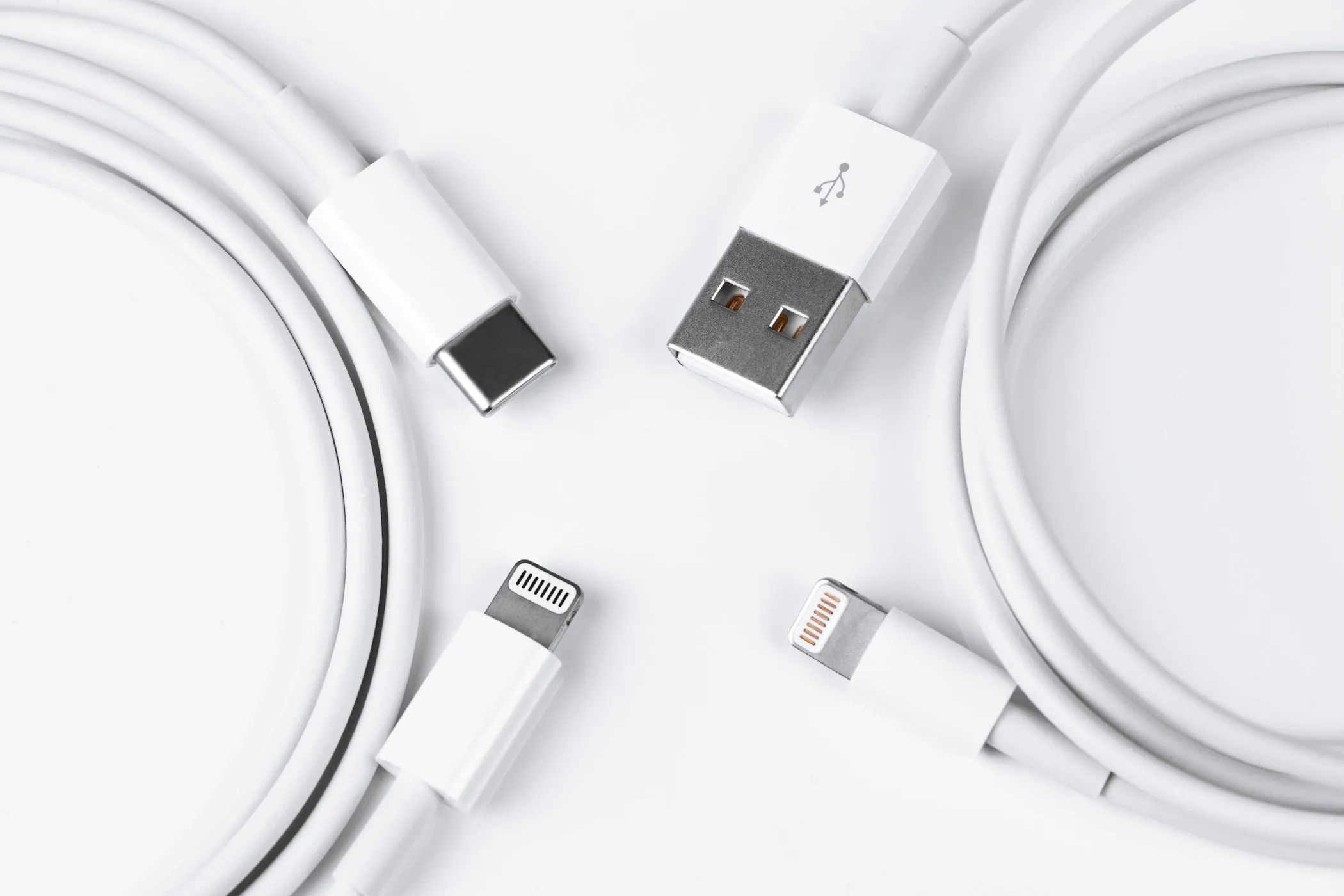 Cáp Apple Lightning sang USB-C, minh họa sự thay đổi chuẩn kết nối trên thiết bị di động.