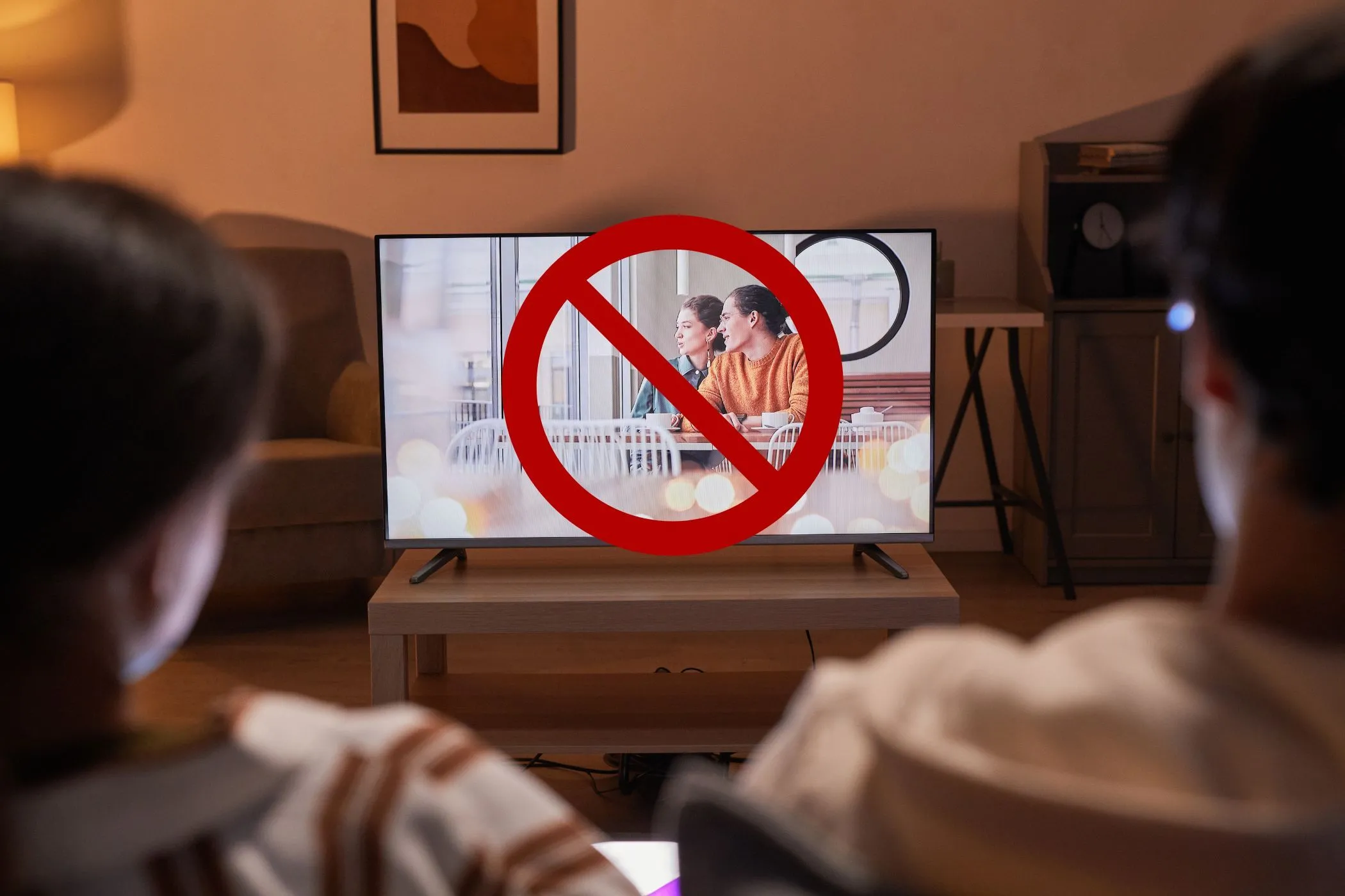 Cặp đôi xem TV nhưng biểu tượng bị gạch chéo thể hiện việc dừng hoạt động trên màn hình, tượng trưng cho việc ngắt các ứng dụng chạy nền khi kiểm tra tốc độ internet.
