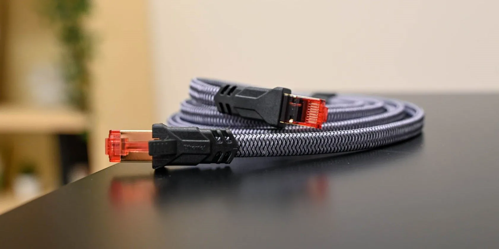 Cáp mạng Ethernet Cat 8 chất lượng cao, tượng trưng cho kết nối internet ổn định và hiệu quả.