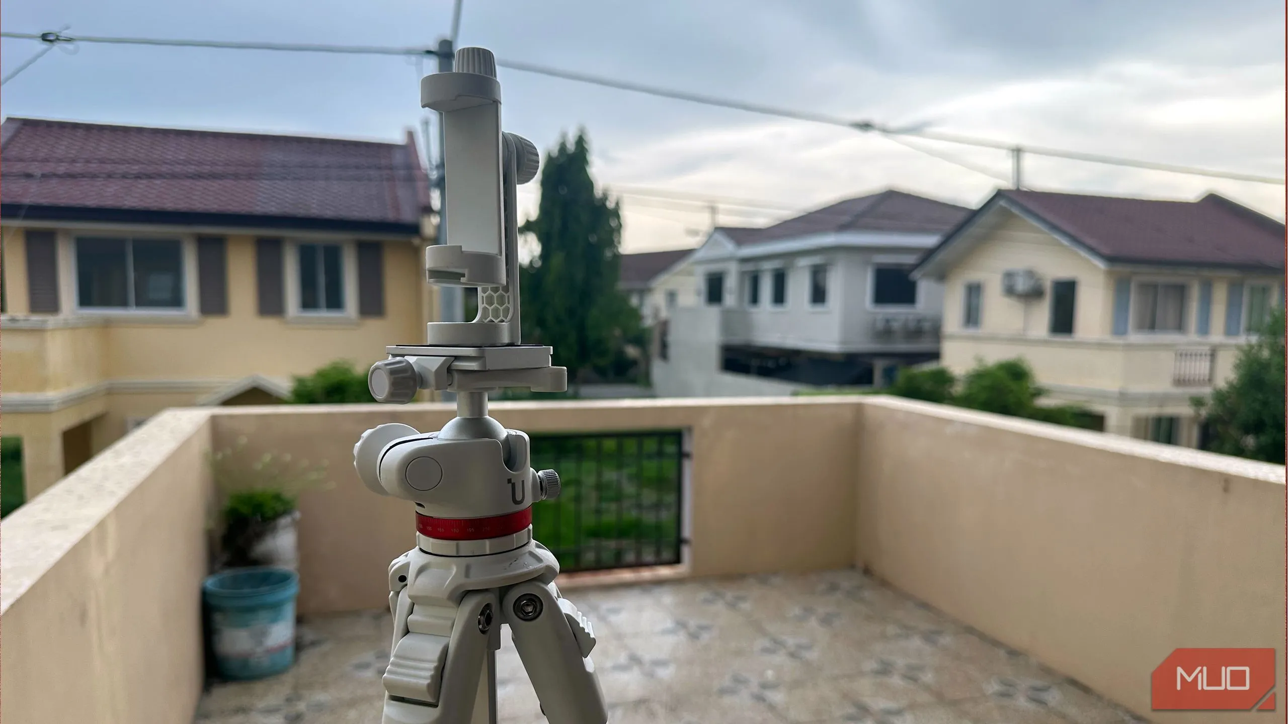 Chân máy ảnh chuyên nghiệp (tripod) có gắn kẹp giữ điện thoại, giúp cố định thiết bị khi quay timelapse
