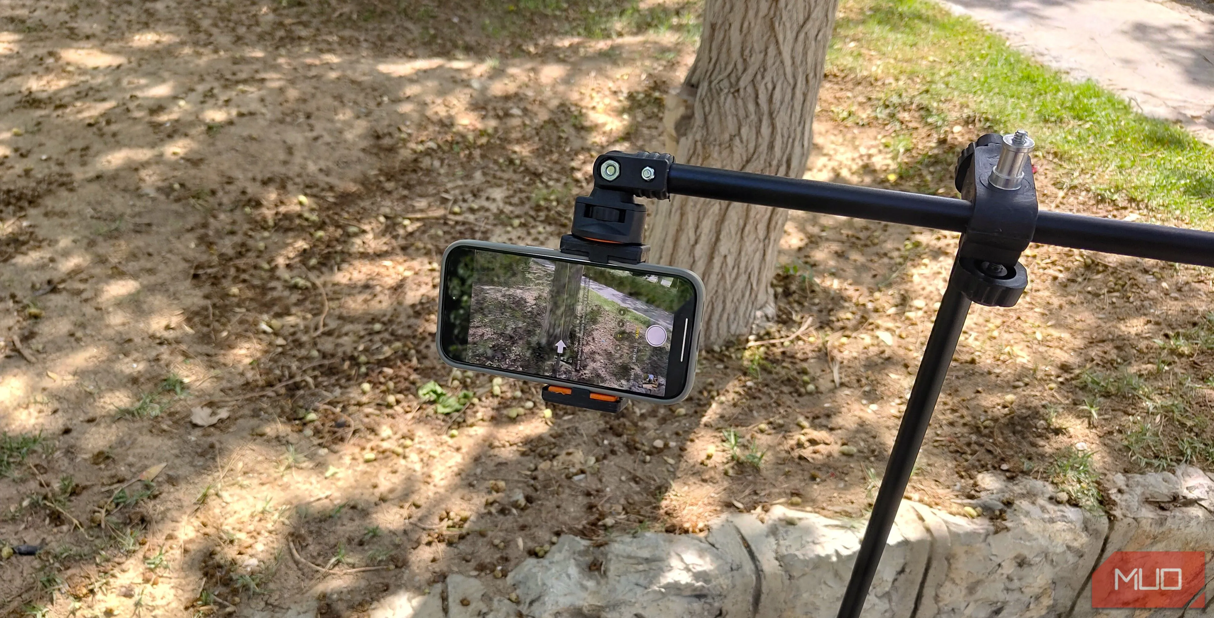 Chân máy tripod giá rẻ được sử dụng để cố định điện thoại khi thực hiện kỹ thuật panorama dọc