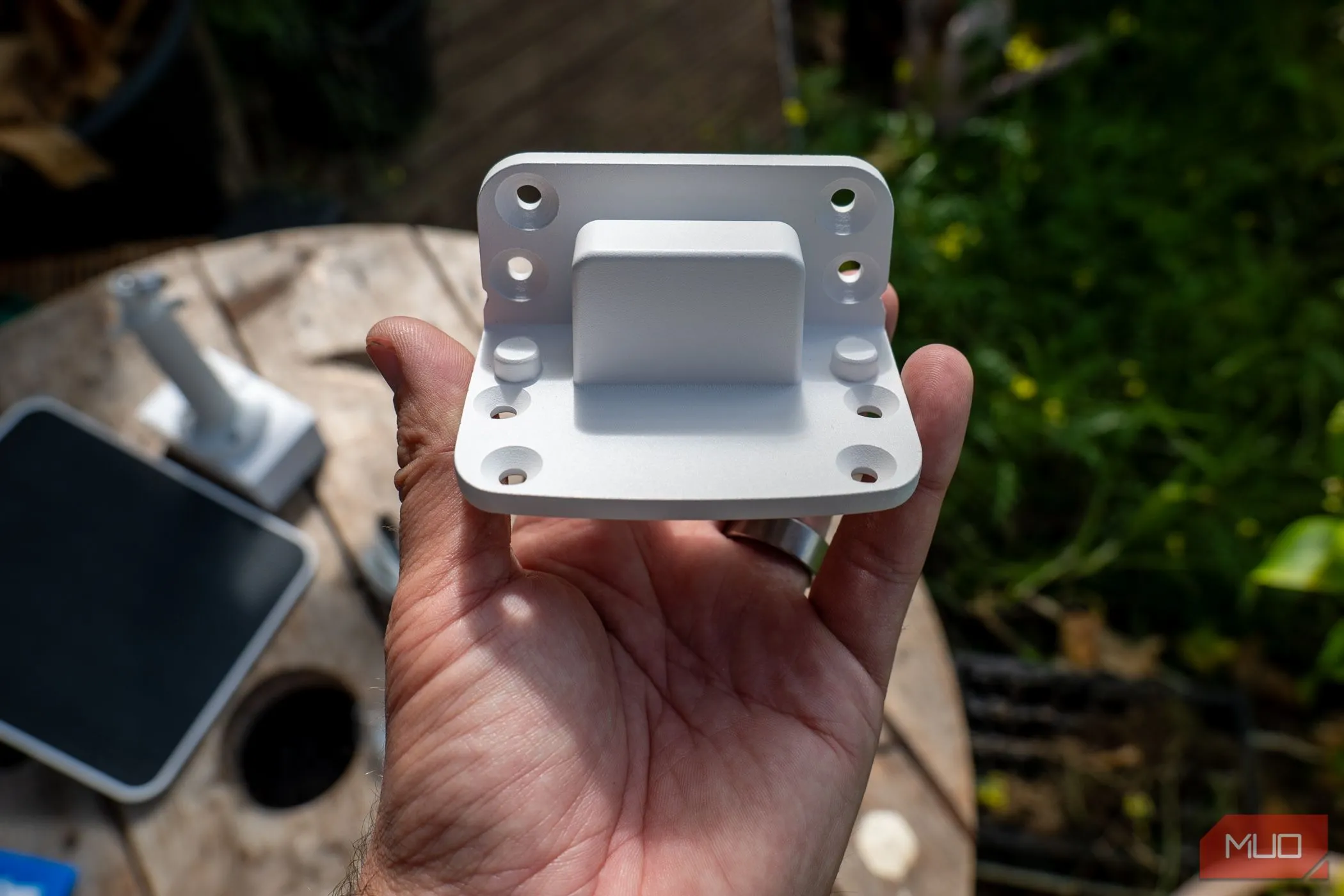 Chi tiết lỗ vít trên giá đỡ cho phép gắn camera Reolink Altas PT Ultra lên tường hoặc trần nhà