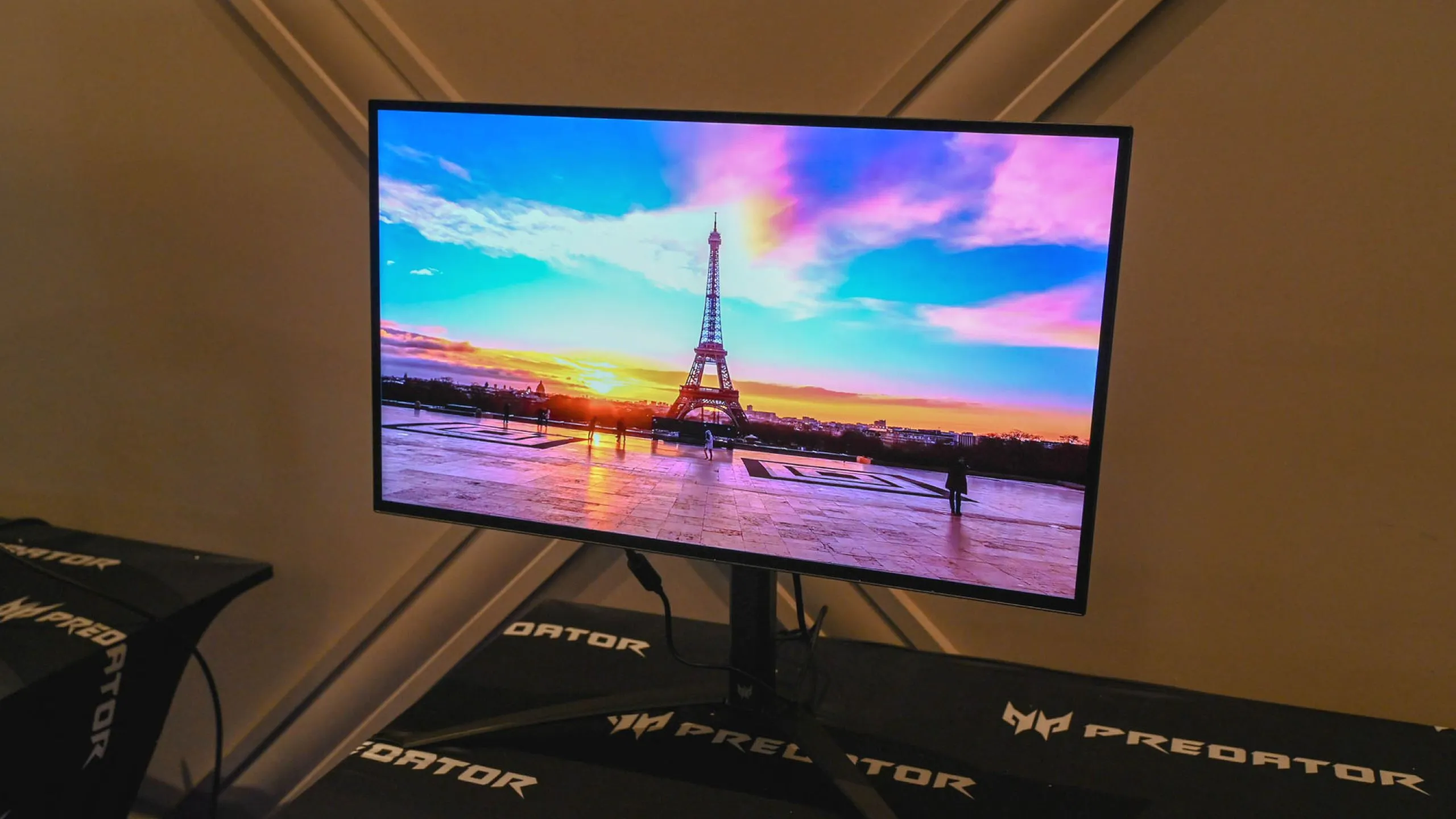 Chi tiết màn hình chơi game Acer Predator X27U OLED, minh họa sự suy giảm độ bền của tấm nền hữu cơ theo thời gian.