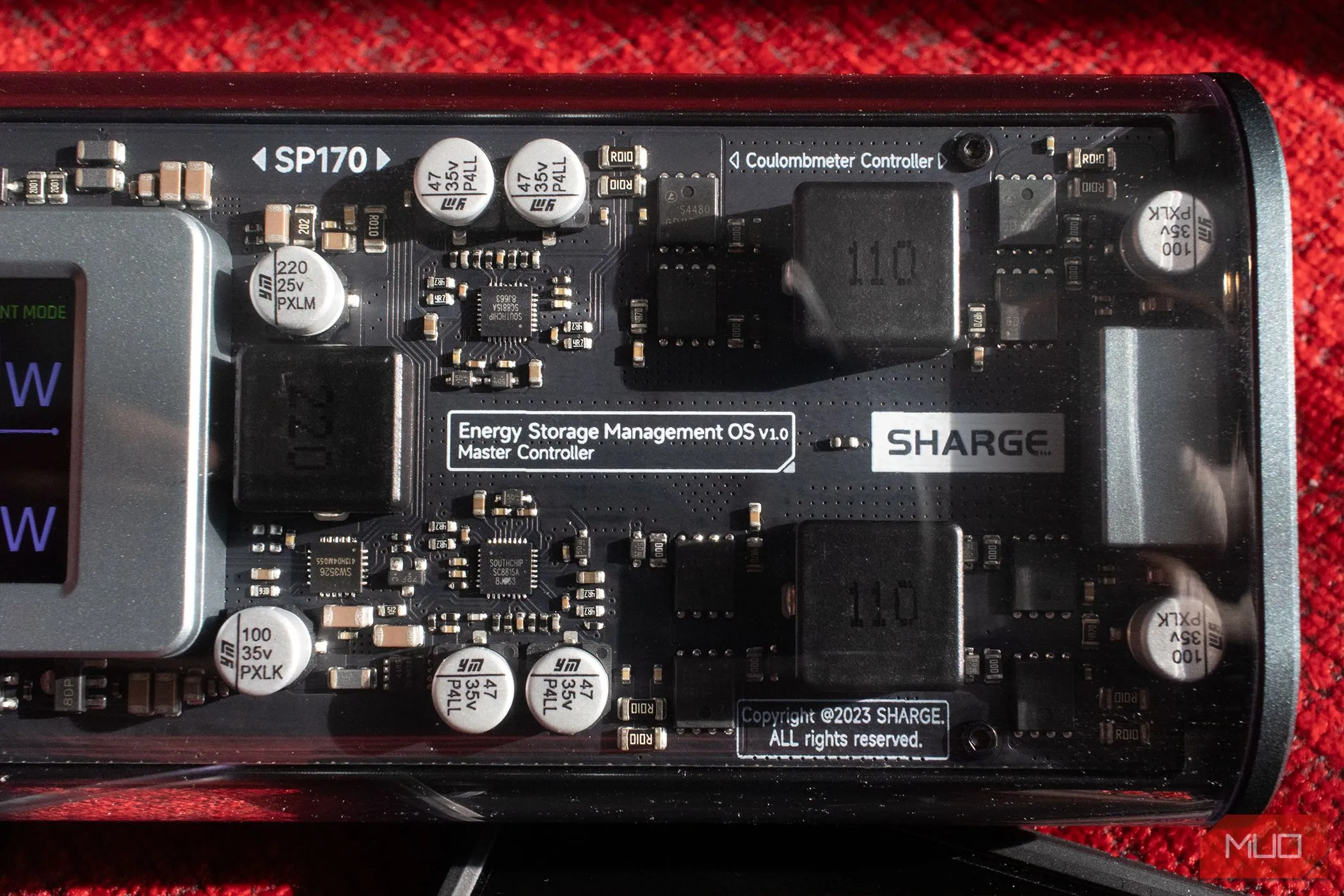 Chi tiết vỏ ngoài trong suốt của sạc dự phòng Shargeek 170