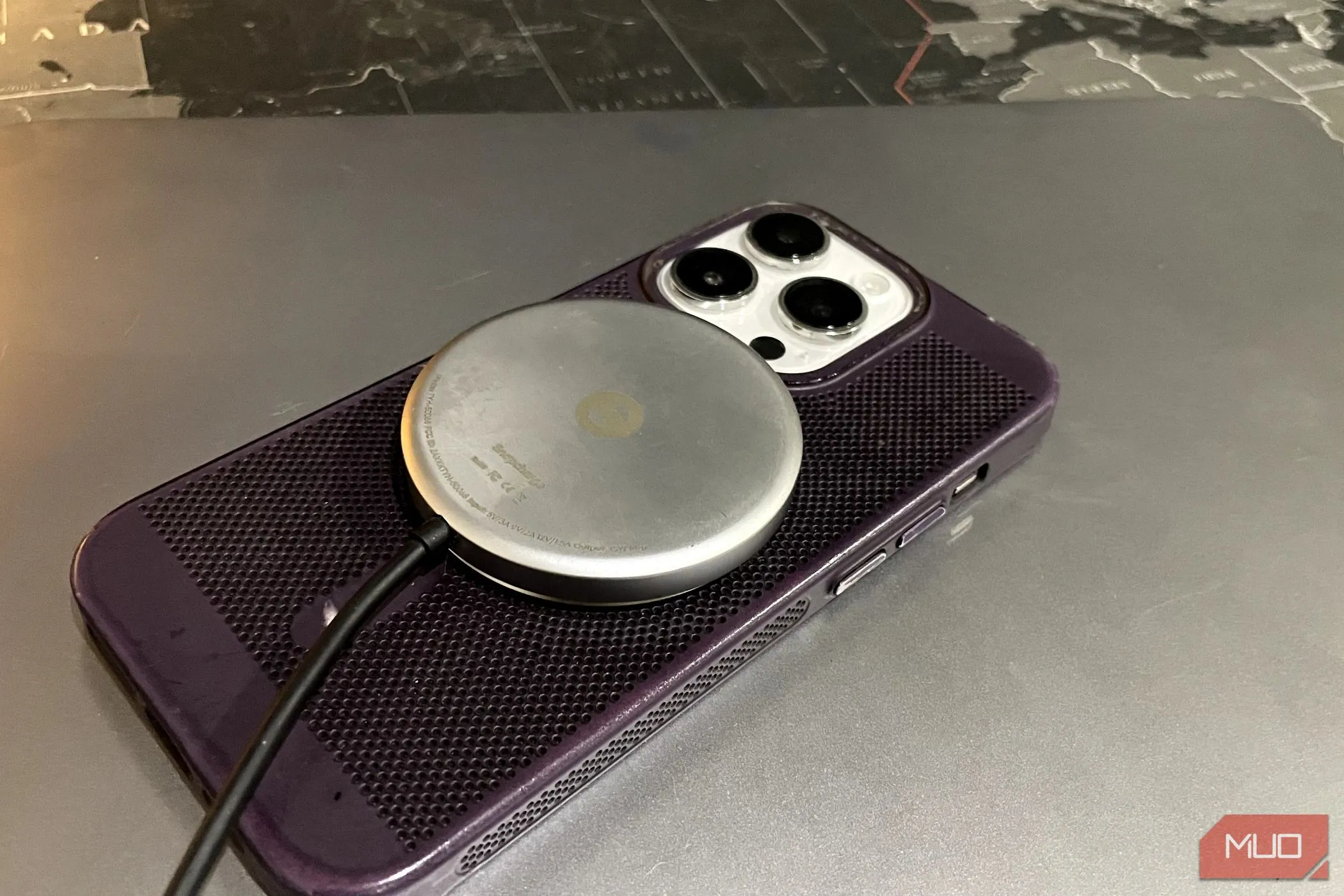 Chiếc iPhone đang được sạc không dây, minh họa việc kiểm tra khả năng cảm ứng của màn hình để phát hiện màn hình không chính hãng