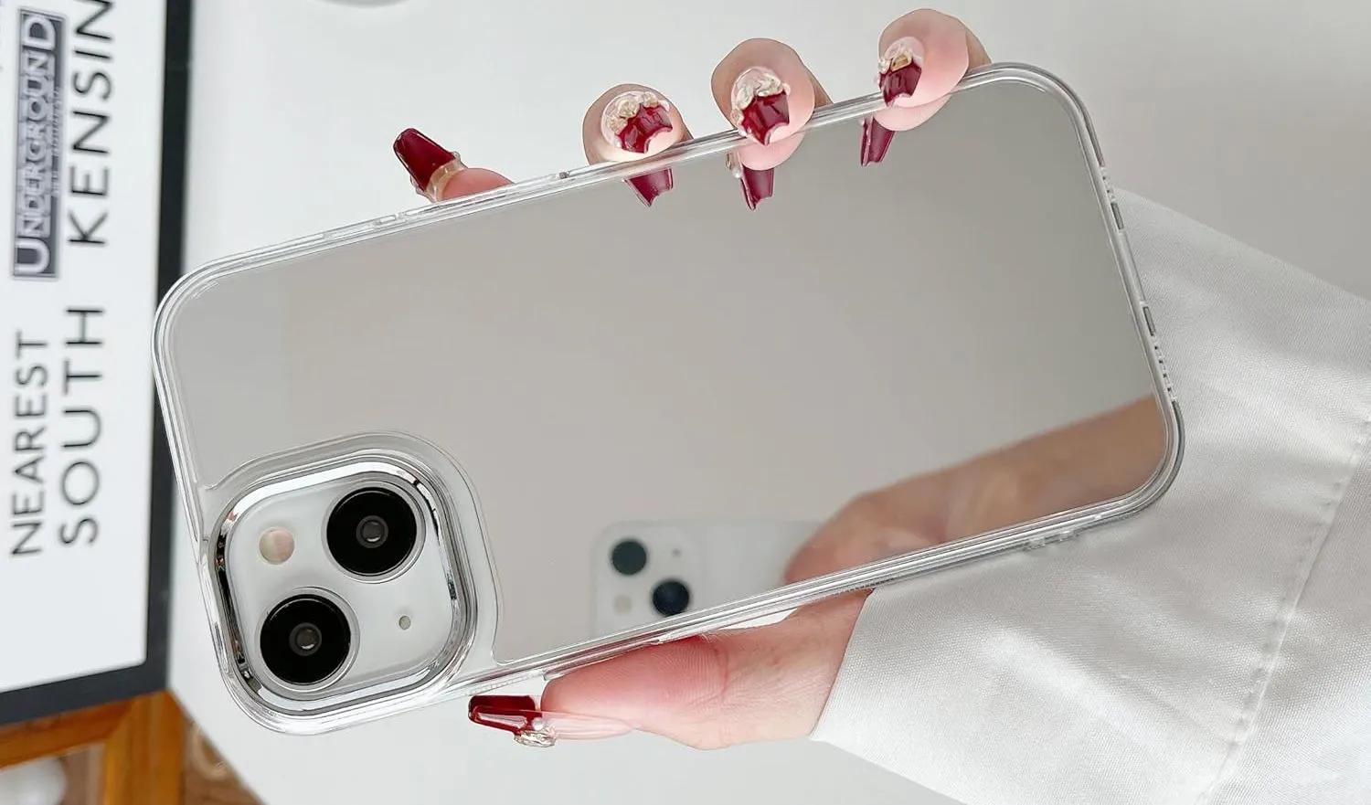 Chiếc iPhone được trang bị ốp lưng có mặt phản chiếu như gương tiện lợi cho người dùng