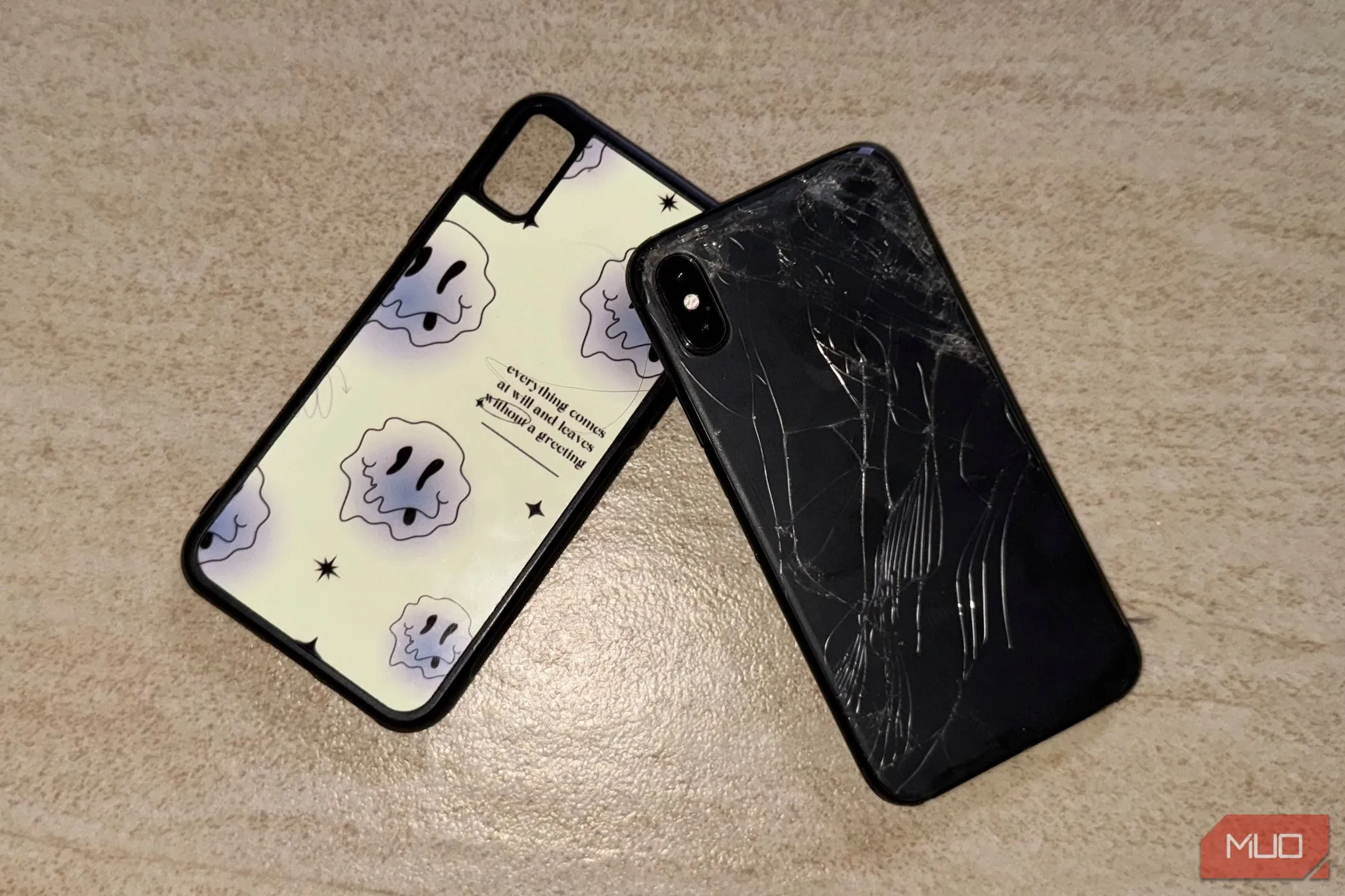 Chiếc iPhone X với mặt lưng kính bị nứt vỡ, minh họa vấn đề độ bền của mặt lưng kính trên điện thoại