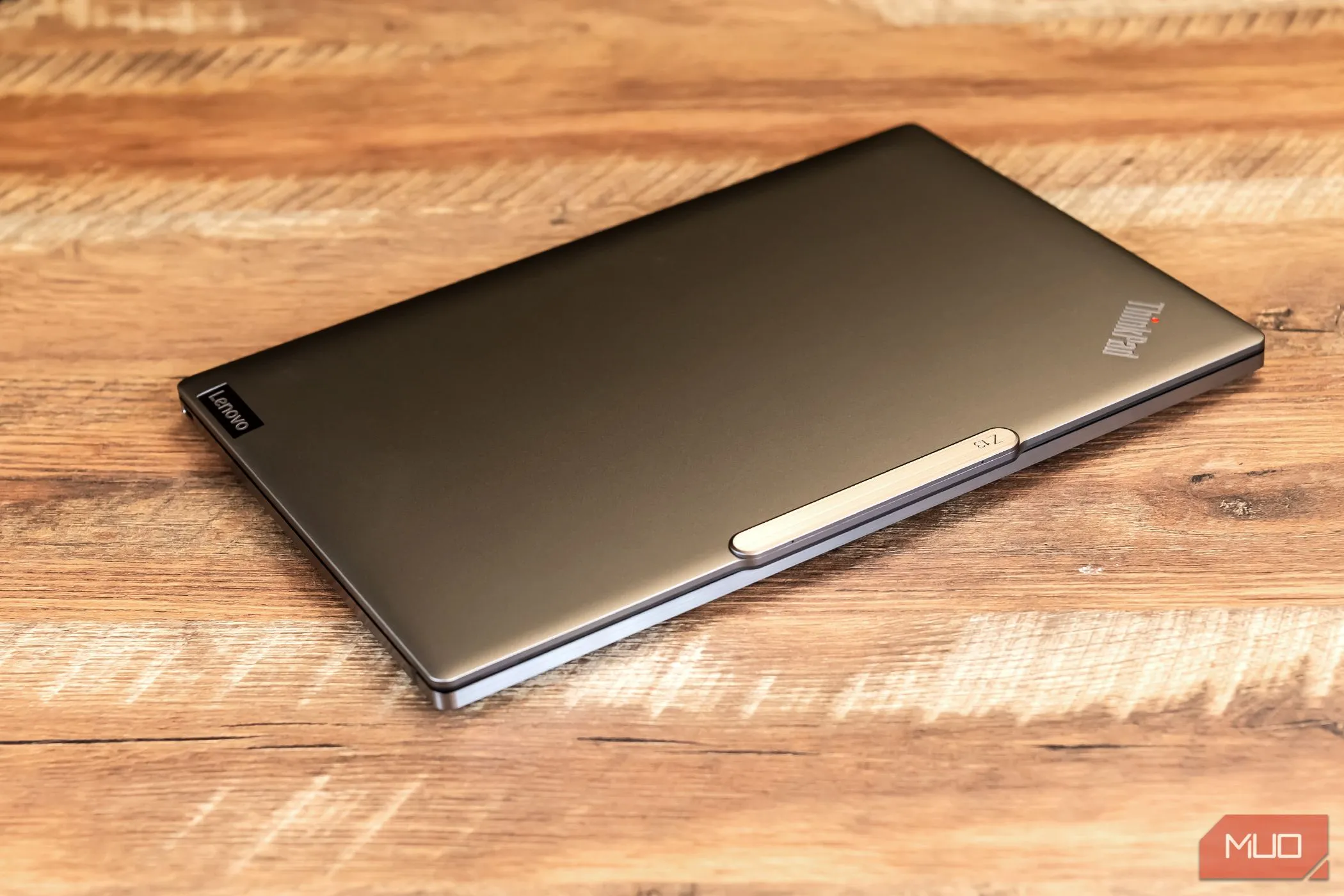 Chiếc laptop Lenovo Z13 Gen 2 đang gập lại, minh họa cho việc kiểm tra chất lượng hoàn thiện và độ bền của máy.