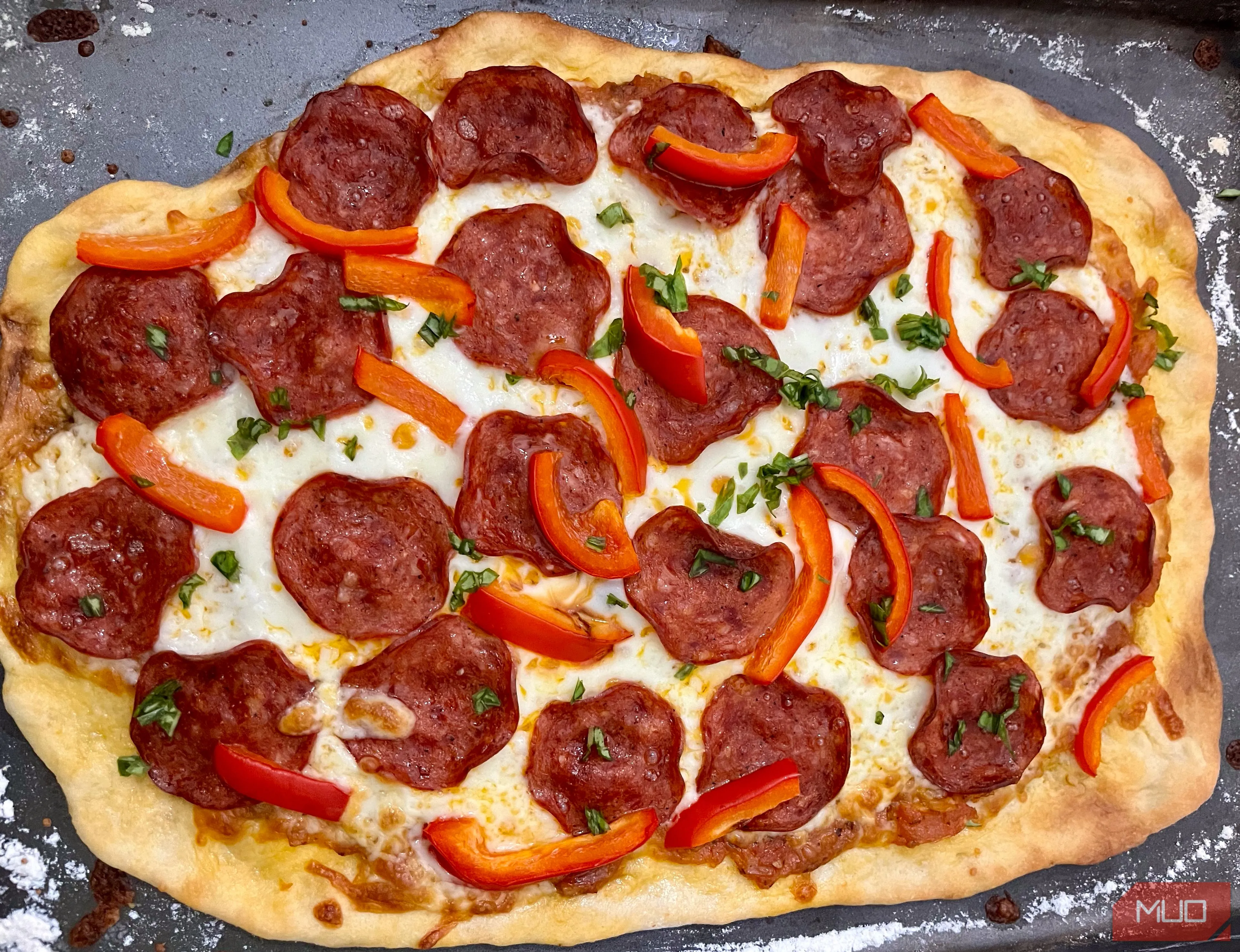 Chiếc pizza pepperoni tròn trịa được cắt lát, đặt lệch tâm theo quy tắc một phần ba trên nền bàn gỗ, thu hút ánh nhìn.