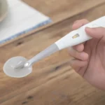 Chiếc thìa Kirin Electric Salt Spoon đang được sử dụng, biểu tượng cho công nghệ tăng vị mặn trong ẩm thực.