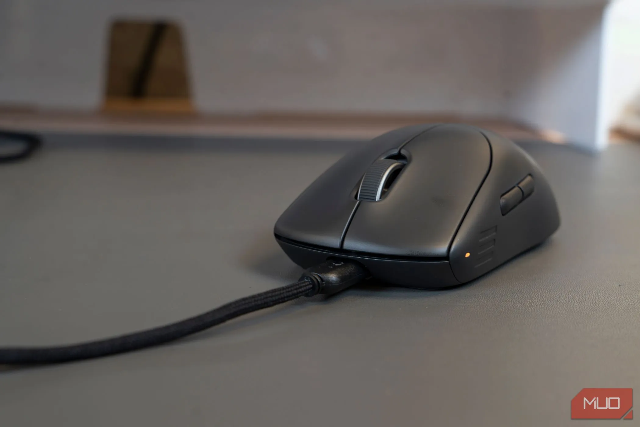 Chuột không dây Alienware Pro đang được cắm sạc qua cổng USB-C, minh họa việc kiểm tra và thay pin chuột.