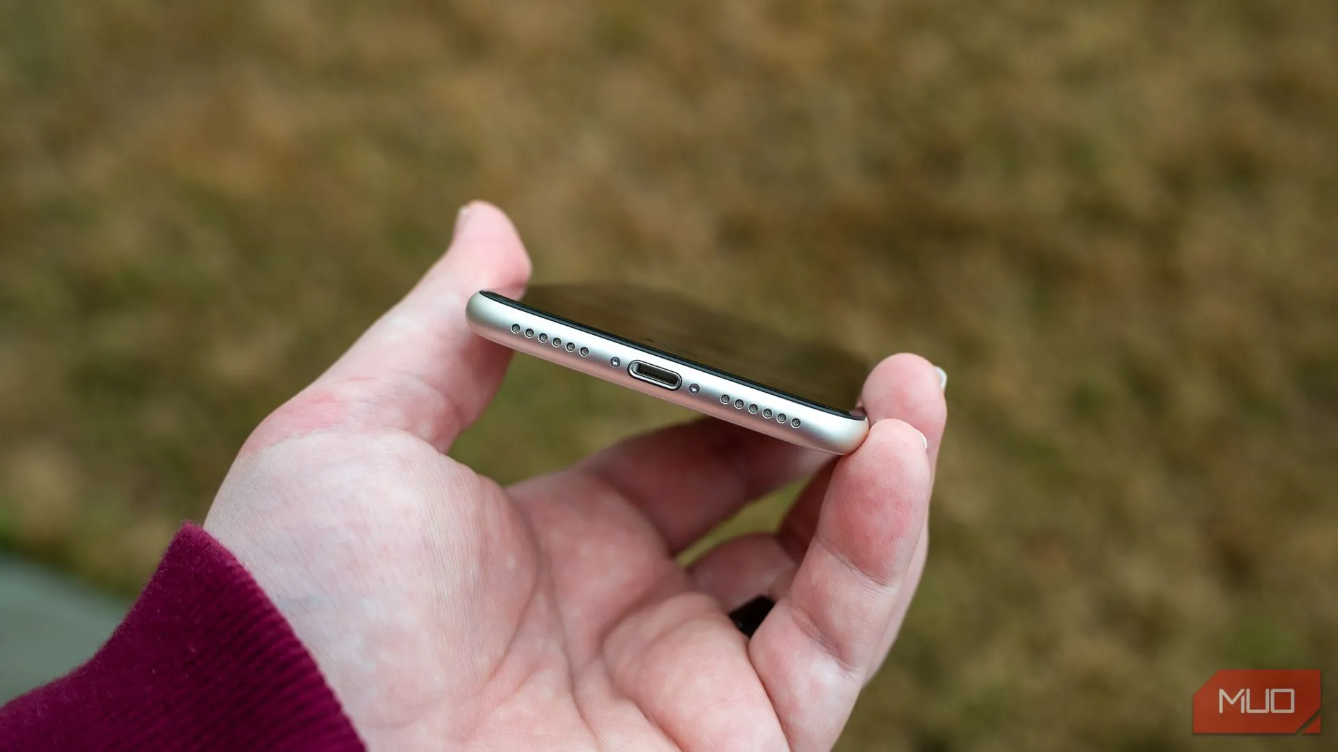 Cổng Lightning cũ trên iPhone SE 2022, cần thay thế bằng USB-C để đồng bộ hệ sinh thái Apple