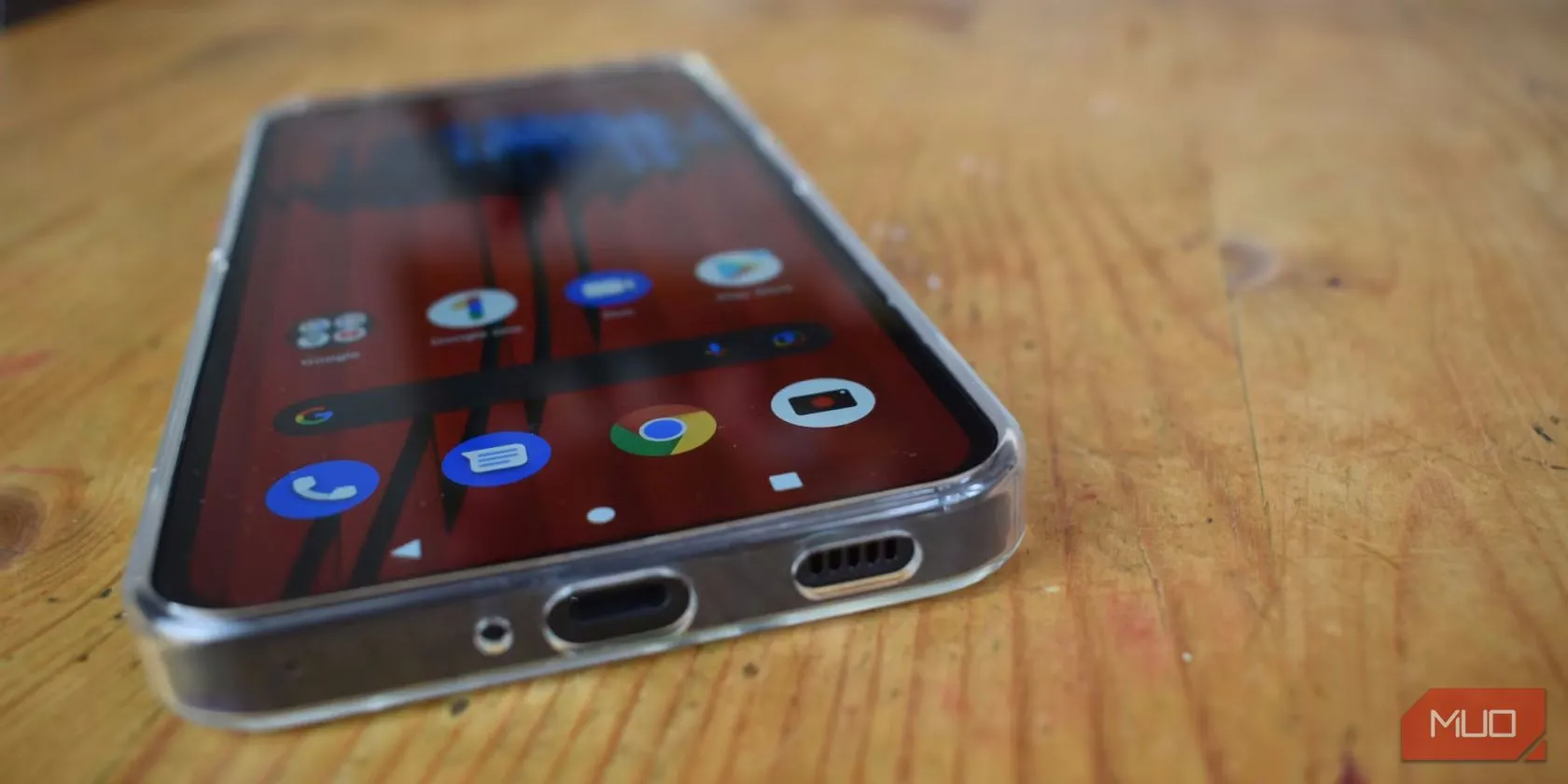 Cổng sạc điện thoại Nothing Phone 1 và ốp lưng