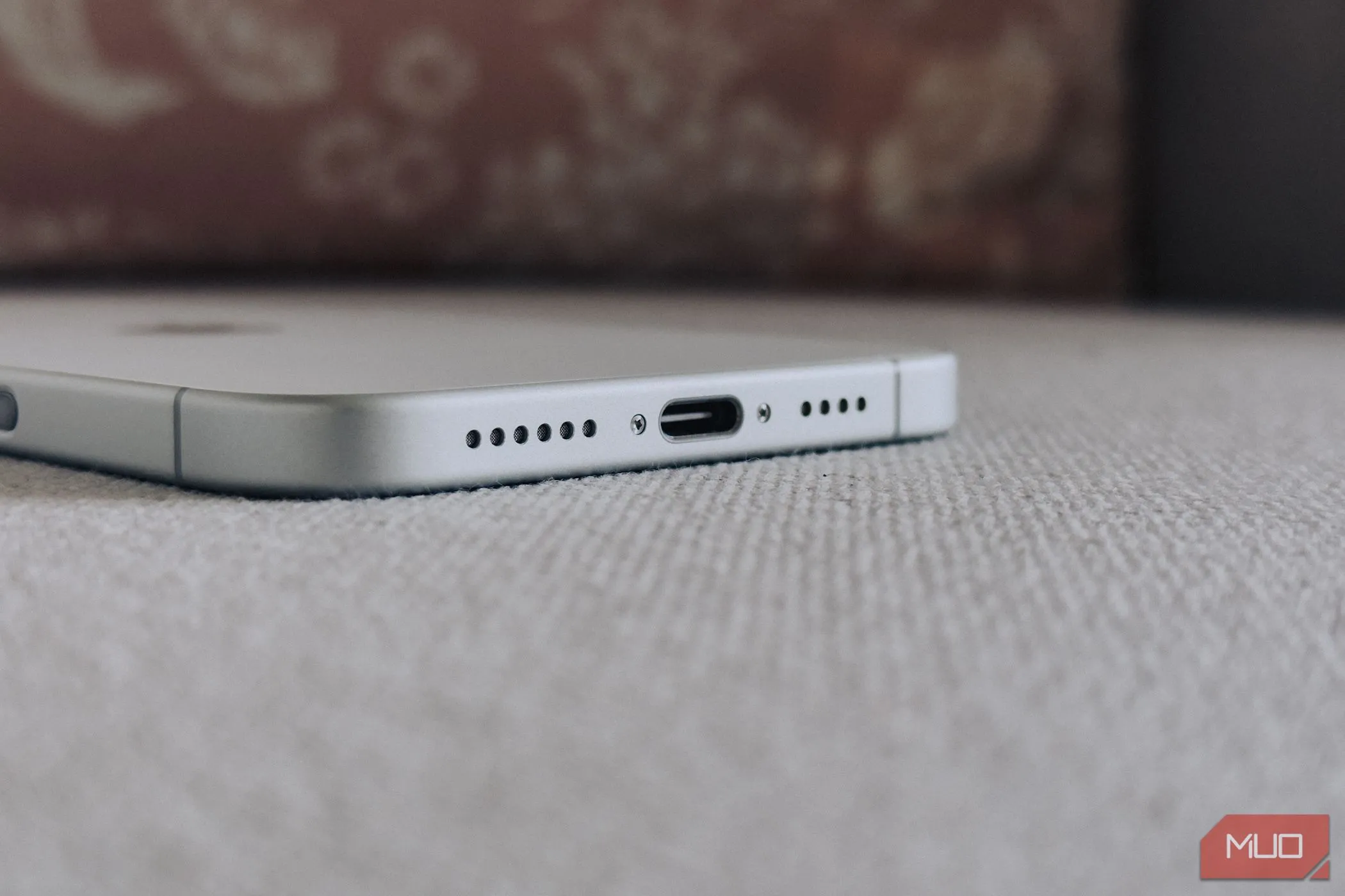 Cổng sạc USB-C và các lỗ loa ở cạnh dưới của iPhone, minh họa vị trí loa ngoài cần kiểm tra khi mua iPhone đã qua sử dụng