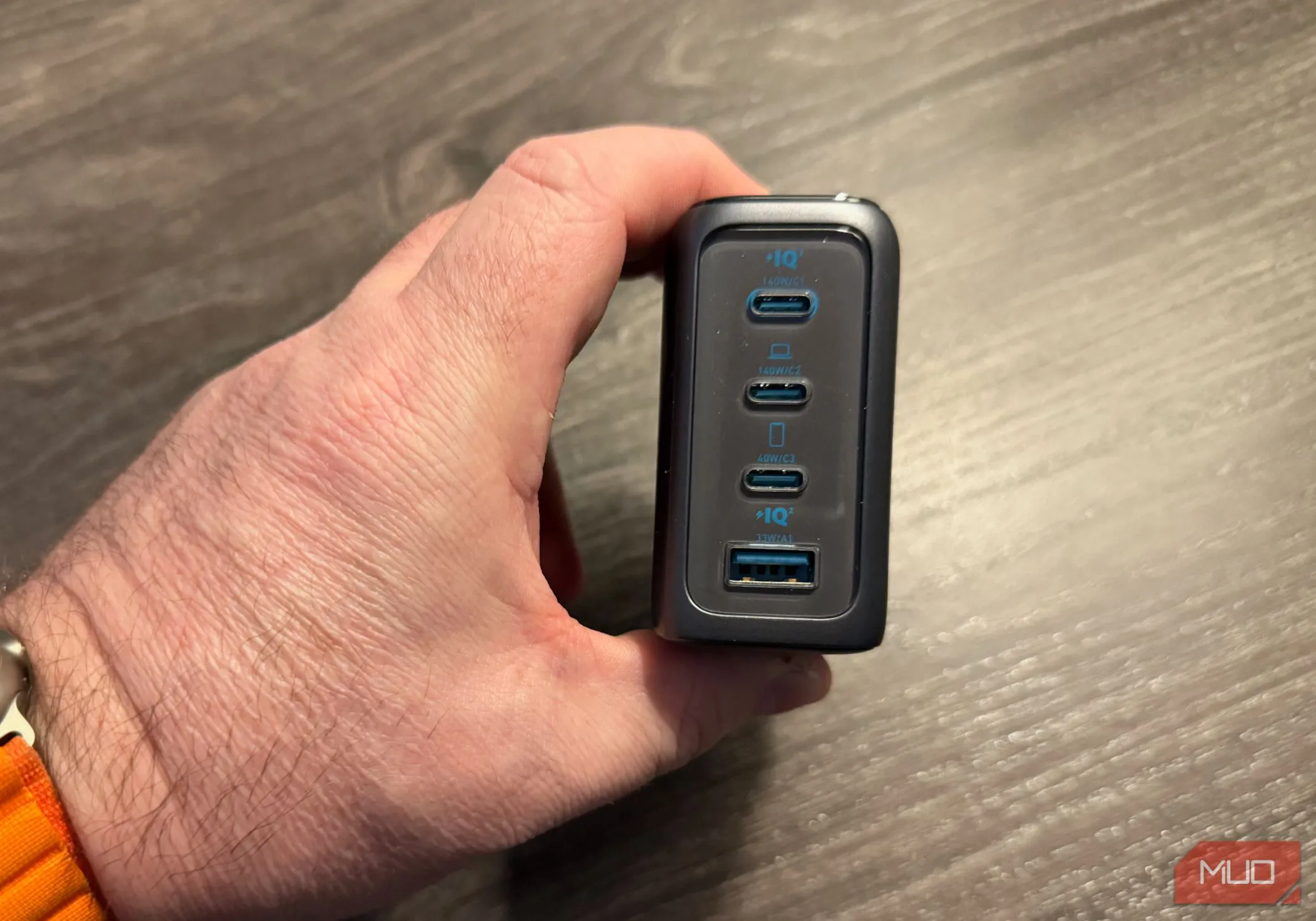 Cổng sạc và thiết kế của cục sạc Anker 140W màu đen