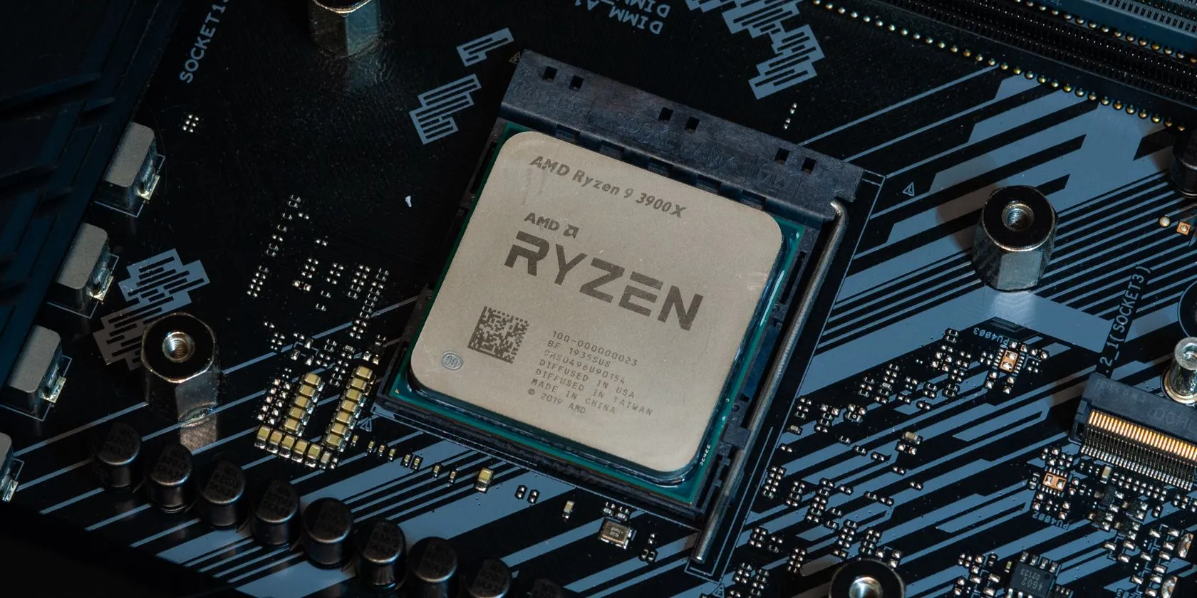 CPU Ryzen được gắn trên bo mạch chủ đã được vệ sinh sạch sẽ, minh họa việc bảo dưỡng linh kiện máy tính.