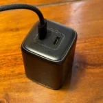 Củ sạc điện thoại nhanh được đặt trên bàn làm việc cùng cáp sạc USB-C