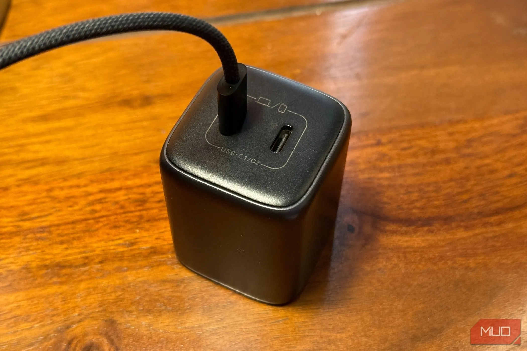 Củ sạc điện thoại nhanh được đặt trên bàn làm việc cùng cáp sạc USB-C