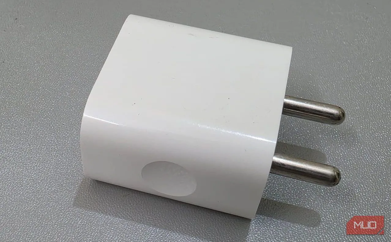 Củ sạc iPhone 20W đặt trên mặt bàn, minh họa bộ sạc tương thích chuẩn USB-PD của Apple
