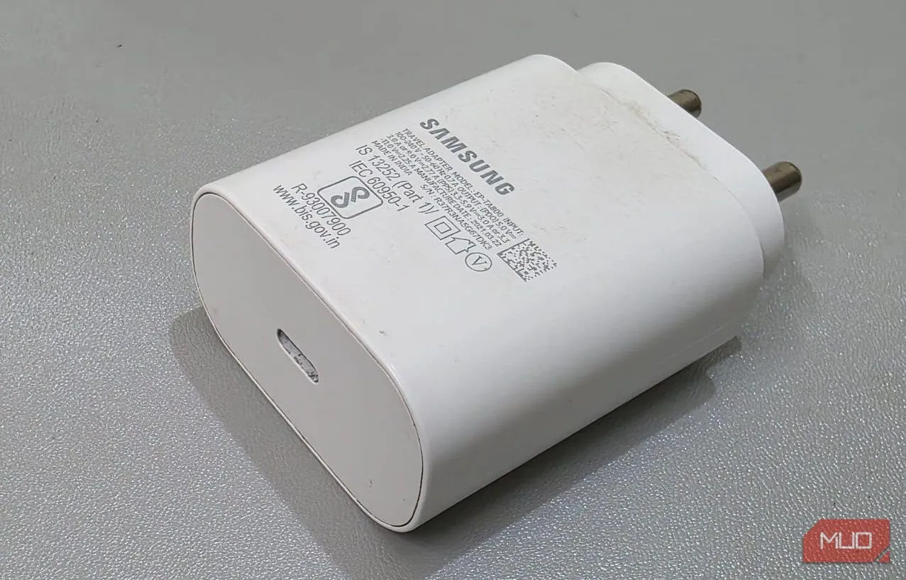 Củ sạc Samsung 25W chính hãng trên bàn, biểu tượng của công nghệ sạc nhanh độc quyền PPS