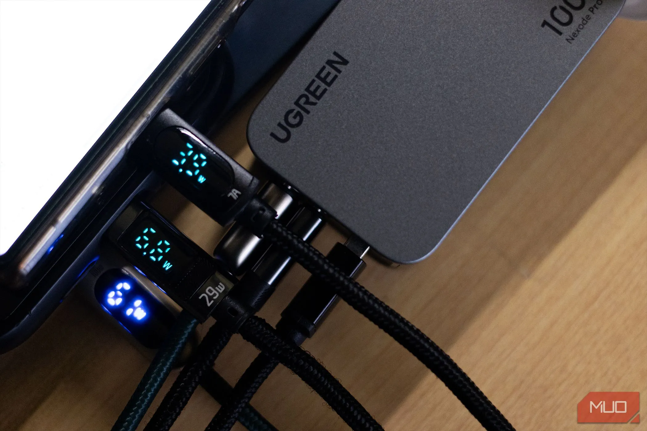 Củ sạc USB-C Ugreen Nexode Pro 100W hiển thị công suất sạc nhanh, minh họa khả năng sạc siêu tốc cho điện thoại.