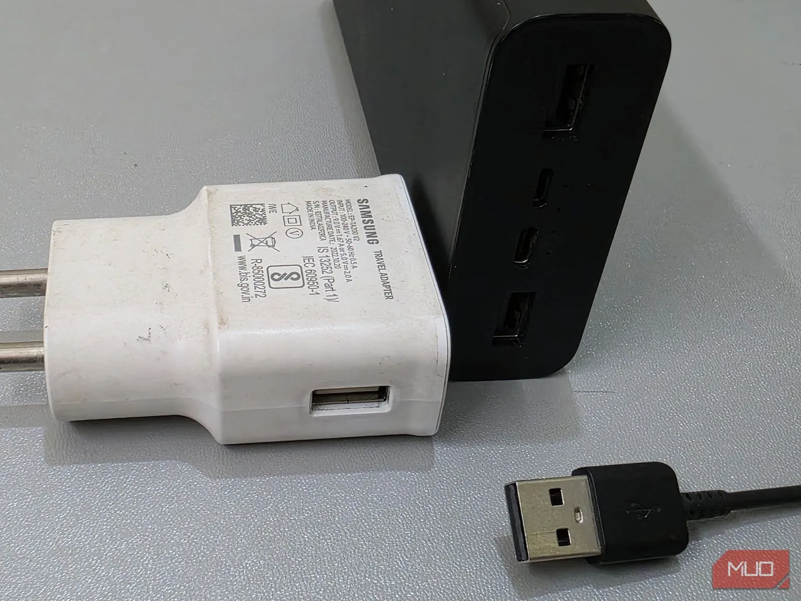 Cục sạc Samsung màu trắng kết nối với dây cáp USB-C và pin dự phòng