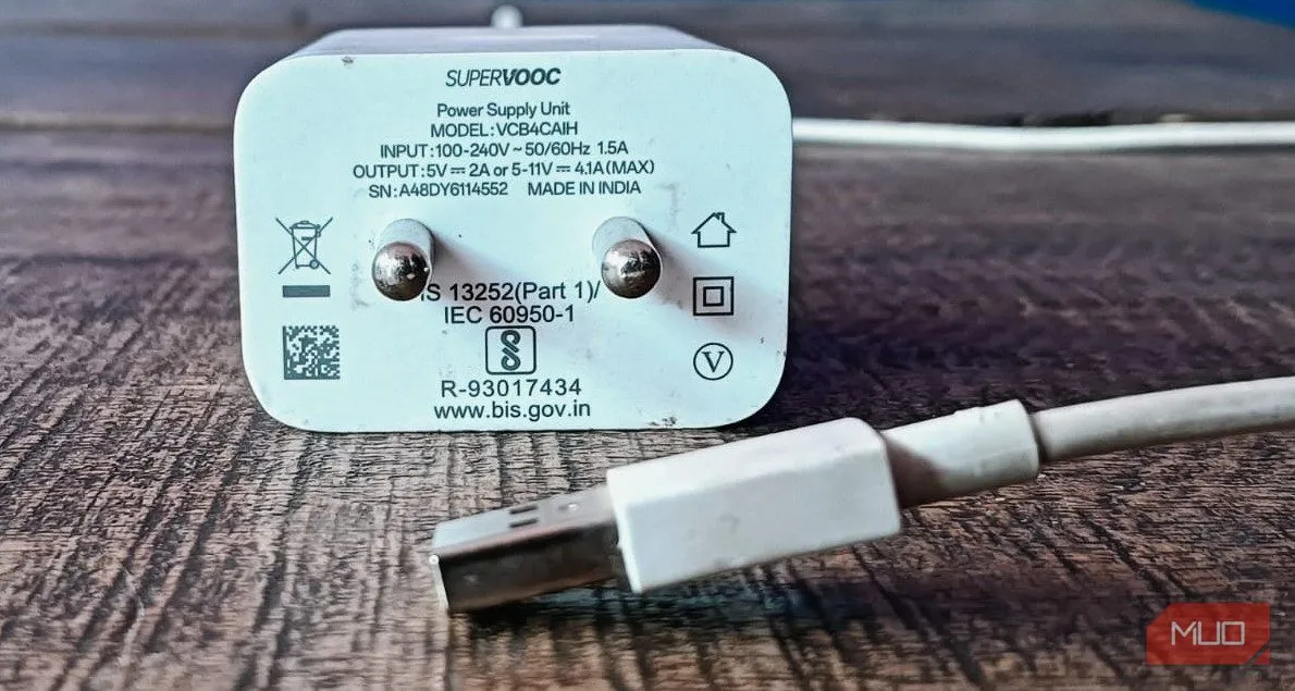 Cục sạc SuperVOOC màu vàng cam với dây cáp USB-A màu trắng