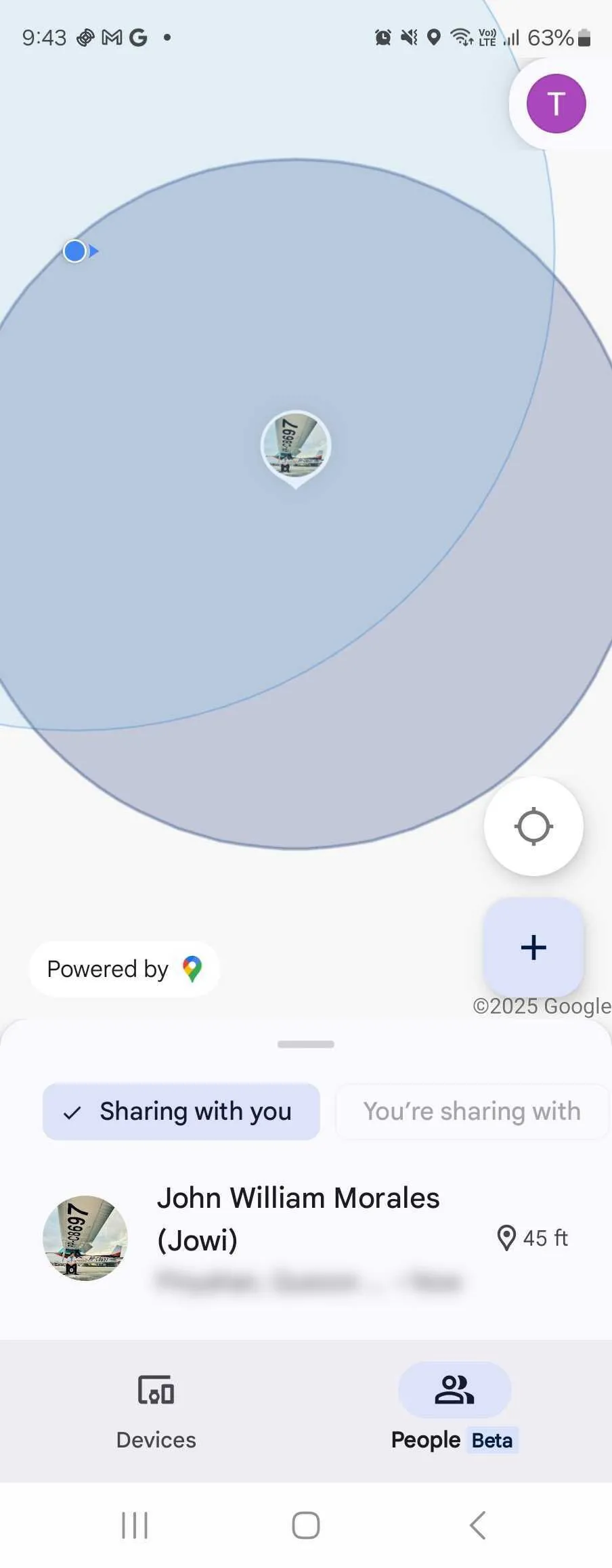 Danh sách những người đang chia sẻ vị trí với bạn trong tab 'Mọi người (Beta)' của ứng dụng Google Tìm thiết bị.