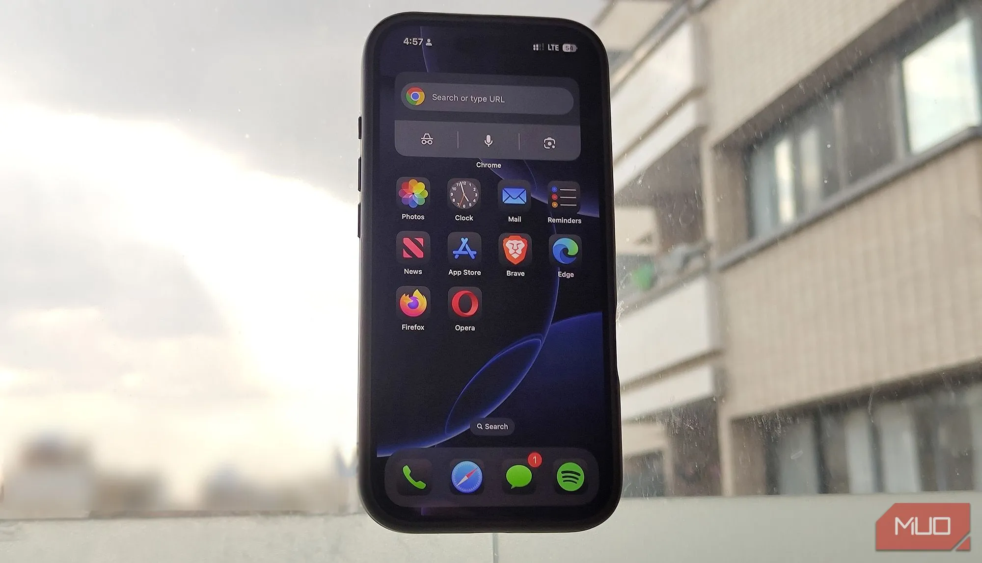 Đặt iPhone lên cửa sổ để cải thiện cường độ tín hiệu sóng di động