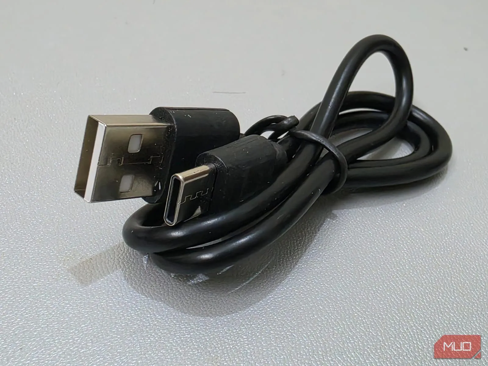 Dây cáp sạc giá rẻ không rõ nguồn gốc nằm trên mặt bàn