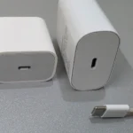 Dây cáp sạc USB-A và hai củ sạc hình chữ nhật nhỏ gọn