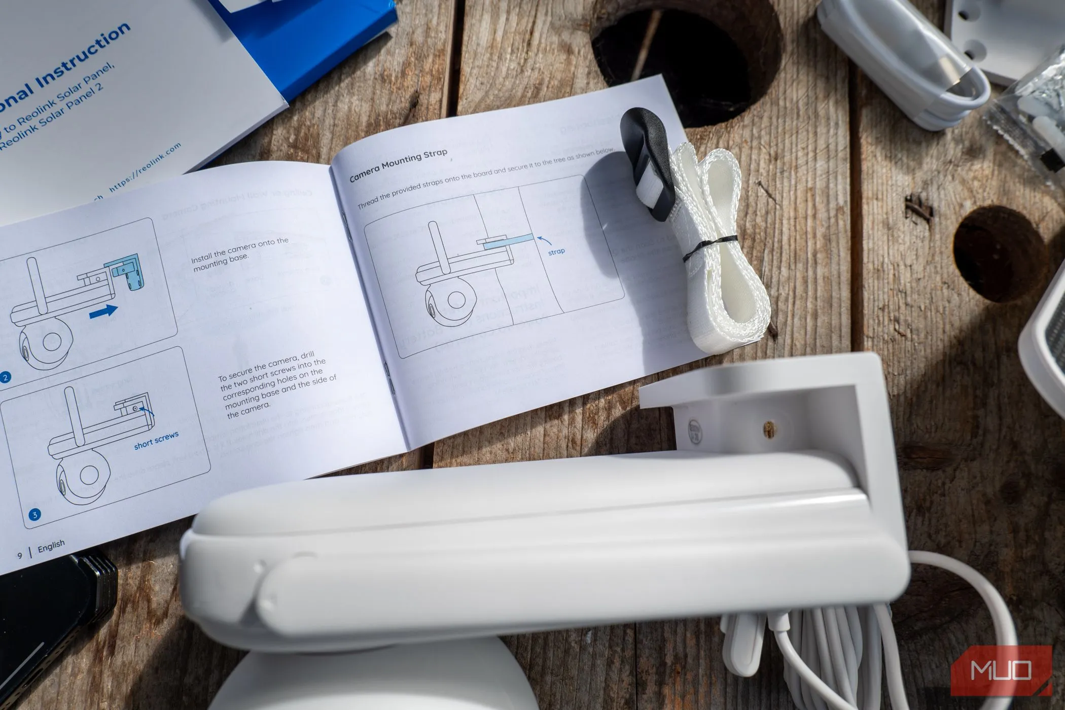 Dây đeo vải tùy chọn để gắn camera Reolink Altas PT Ultra vào cột hoặc thân cây