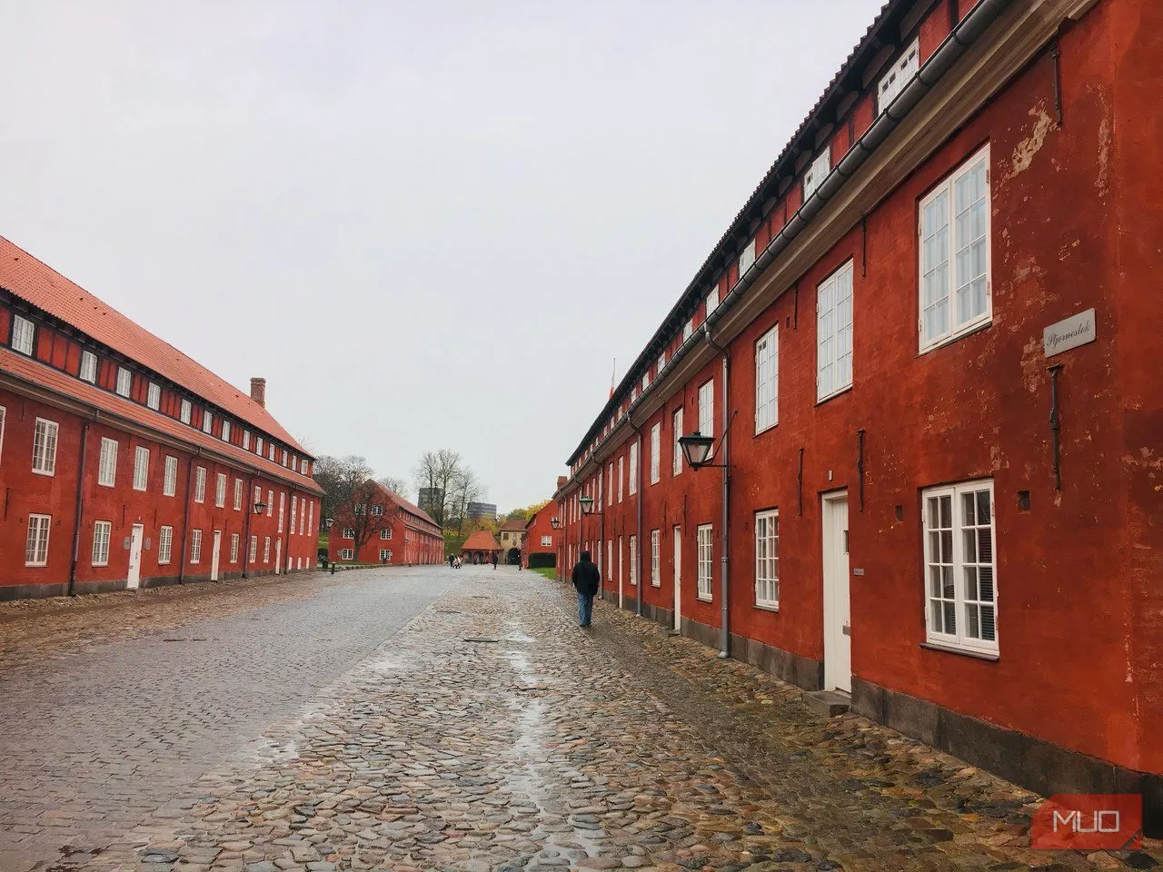 Dãy doanh trại màu đỏ trong pháo đài Kastellet dưới bầu trời mờ sương