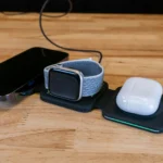 Đế sạc không dây Infinacore T3 đa năng sạc cùng lúc iPhone, Apple Watch và AirPods, thể hiện sự tiện lợi tối ưu