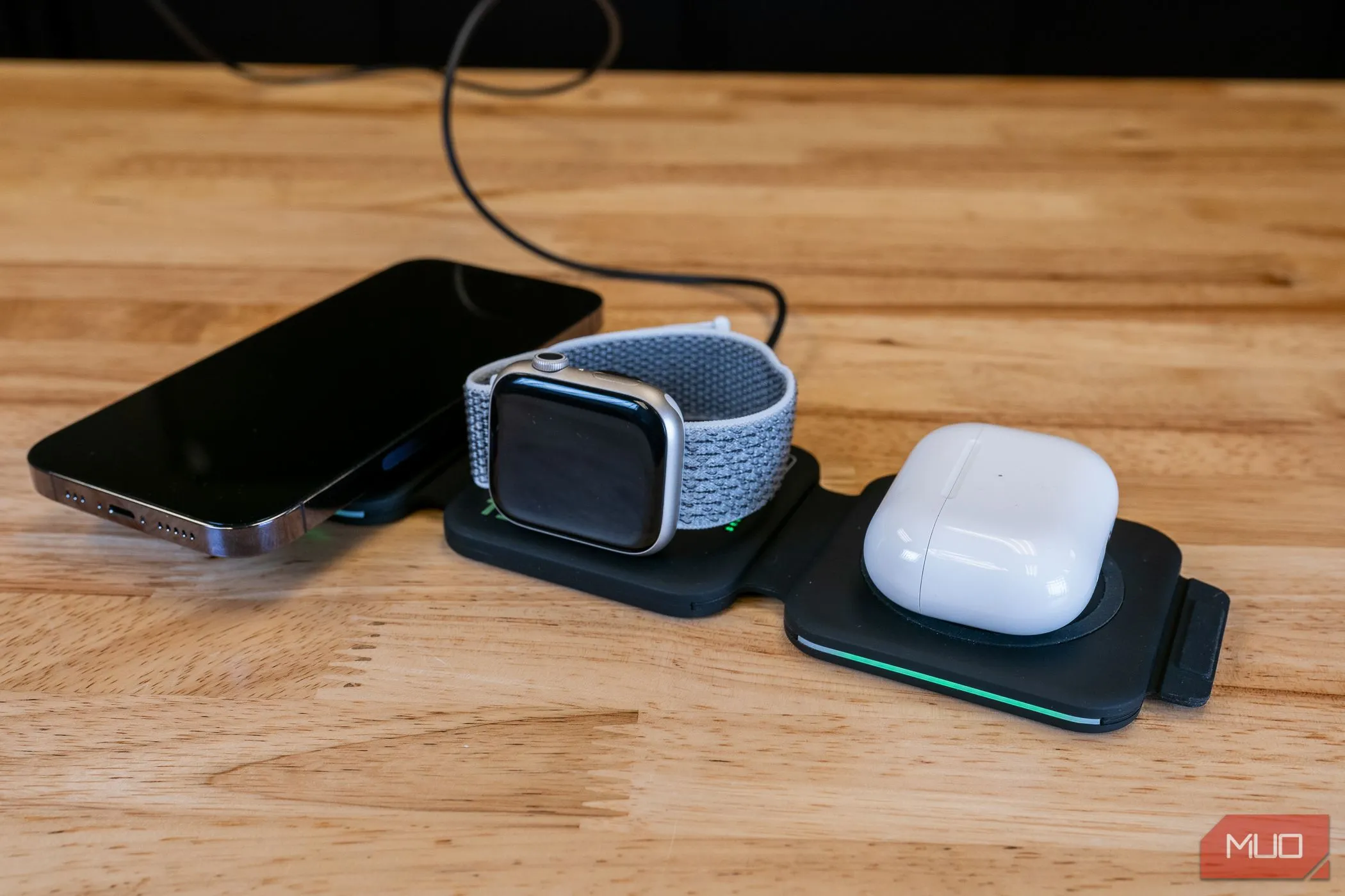 Đế sạc không dây Infinacore T3 đa năng sạc cùng lúc iPhone, Apple Watch và AirPods, thể hiện sự tiện lợi tối ưu