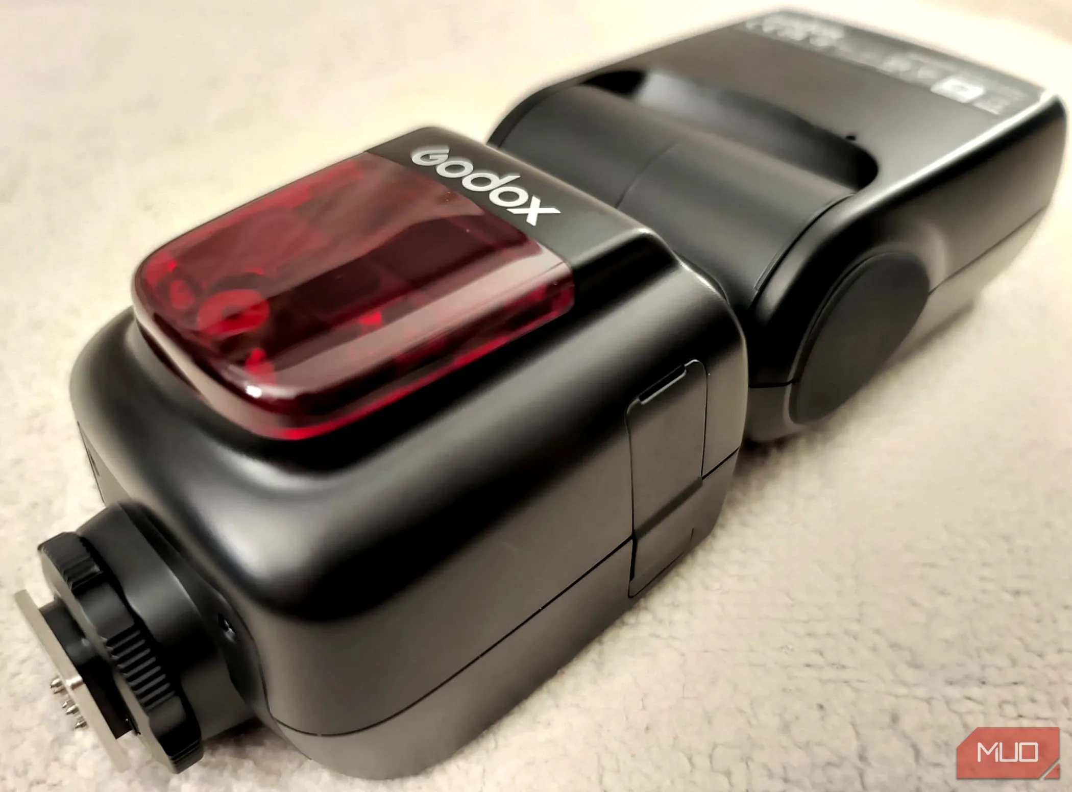 Đèn flash máy ảnh rời Godox V860II-C đặt trên tấm chăn màu be