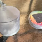 Đèn Luci năng lượng mặt trời xì hơi và bơm hơi, thể hiện khả năng gấp gọn tiện lợi cho cắm trại.