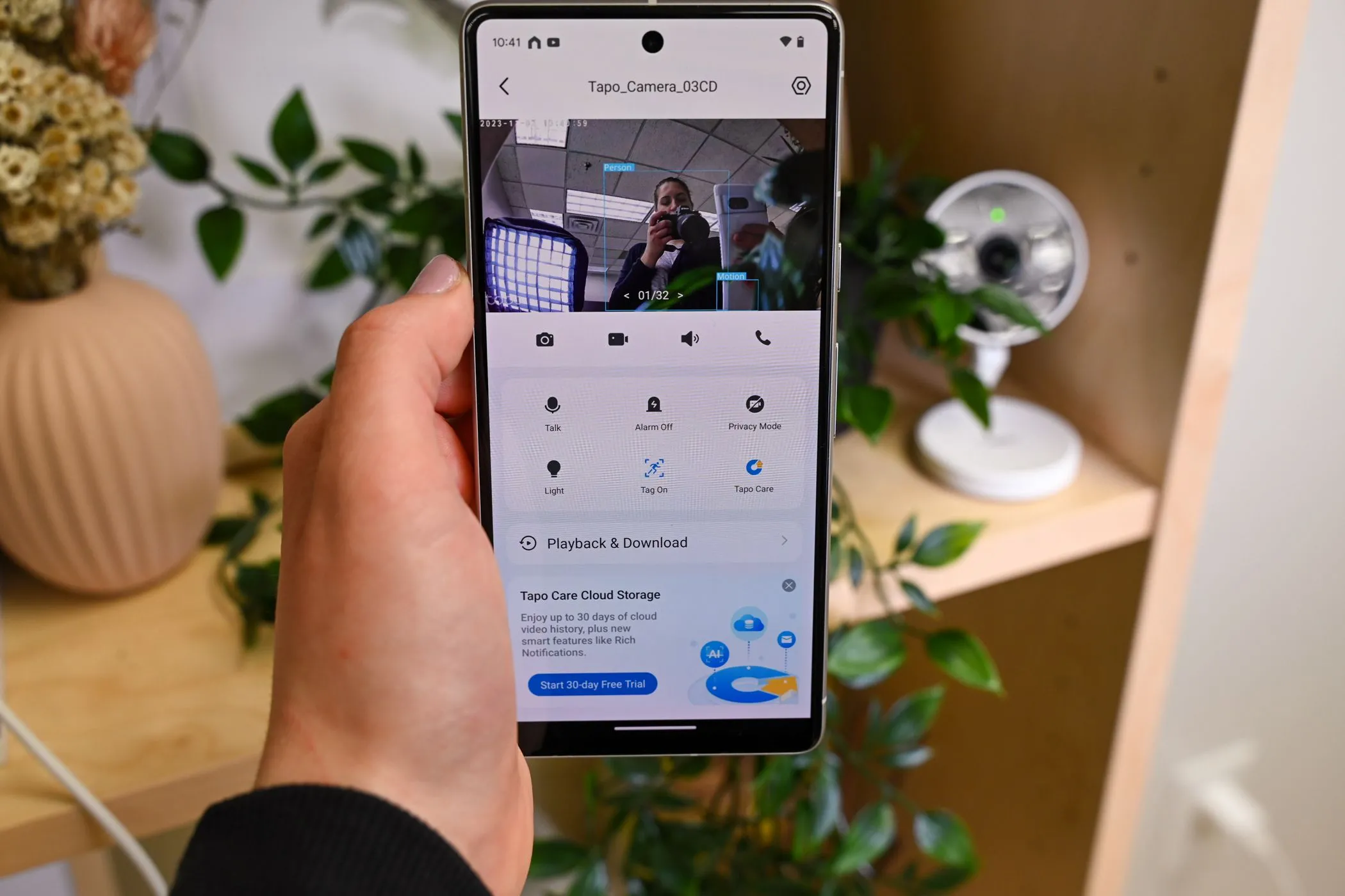 Điện thoại Android cũ hiển thị giao diện ứng dụng camera an ninh Tapo, minh họa việc biến điện thoại thành camera giám sát.