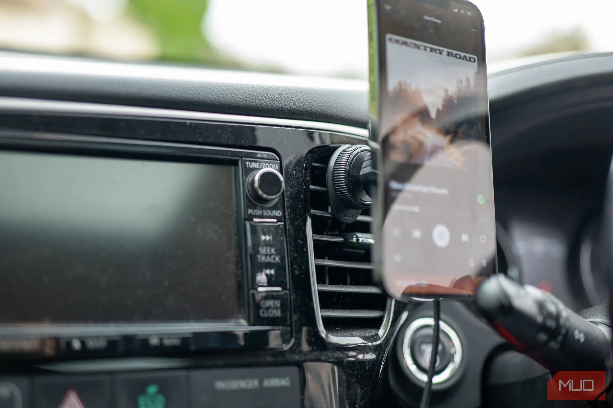 Điện thoại Android được gắn trên giá đỡ Pitaka trong xe ô tô, sẵn sàng hoạt động như một camera hành trình hoặc màn hình Android Auto.