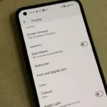Điện thoại Android hiển thị giao diện chế độ sáng thông thường