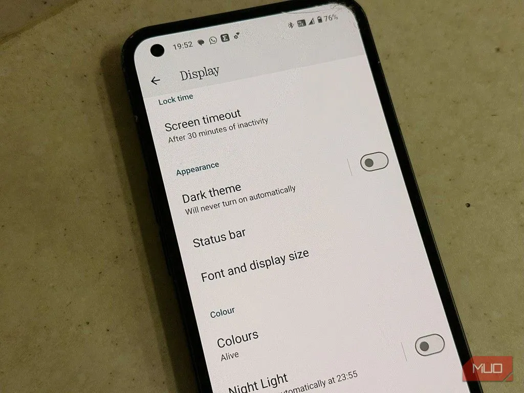 Điện thoại Android hiển thị giao diện chế độ sáng thông thường