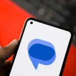 Điện thoại Android hiển thị logo Google Messages, ứng dụng liên quan đến SafetyCore