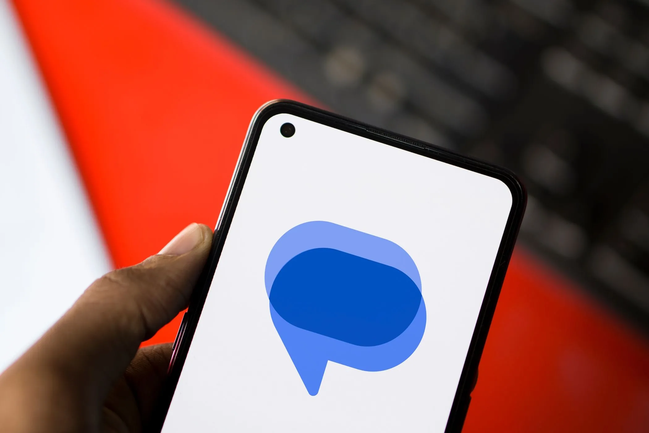 Điện thoại Android hiển thị logo Google Messages, ứng dụng liên quan đến SafetyCore