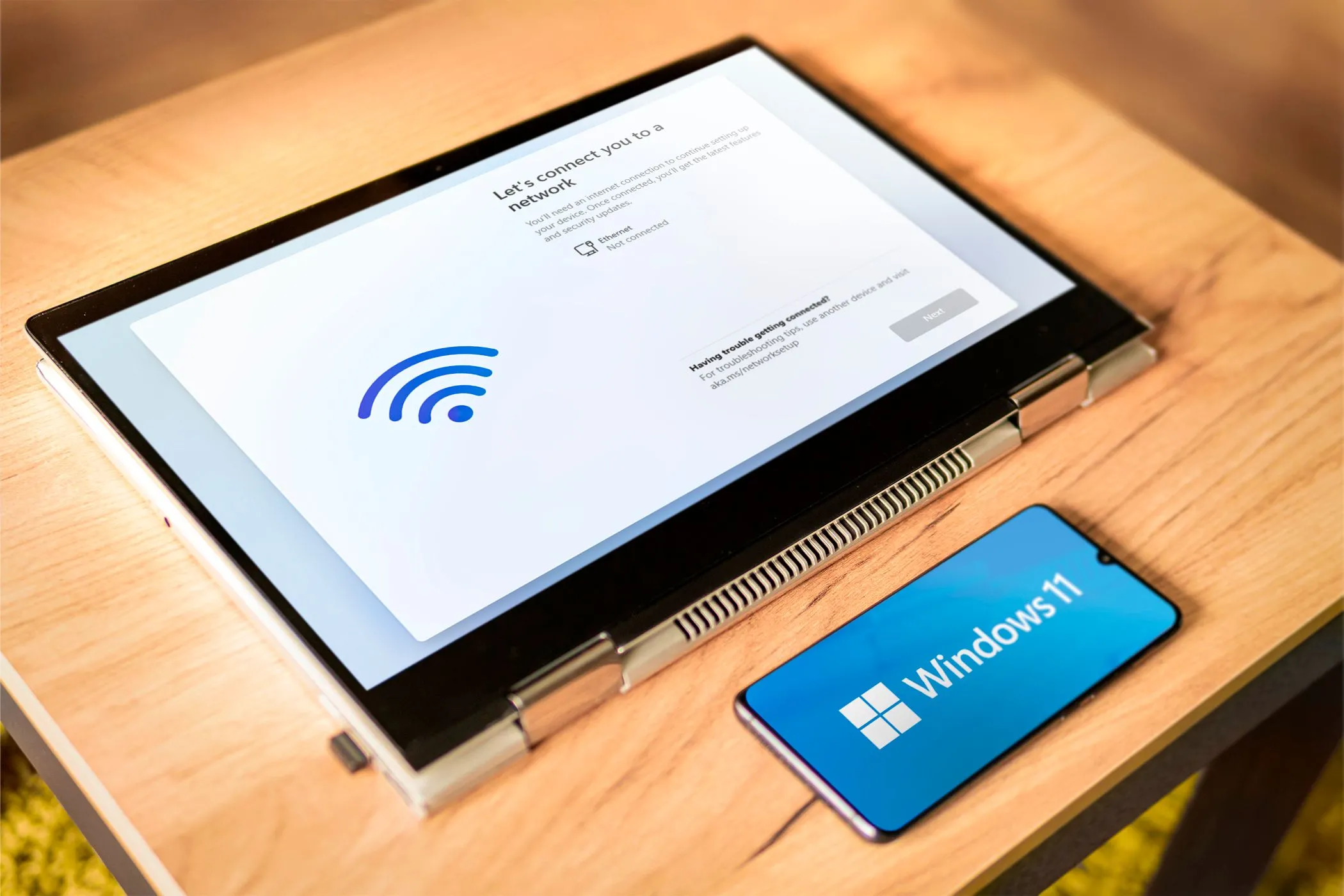 Điện thoại Android hiển thị logo Windows 11, tượng trưng cho khả năng điều khiển máy tính từ xa
