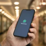 Điện thoại di động hiển thị logo WhatsApp với tính năng chuyển đổi giọng nói thành văn bản