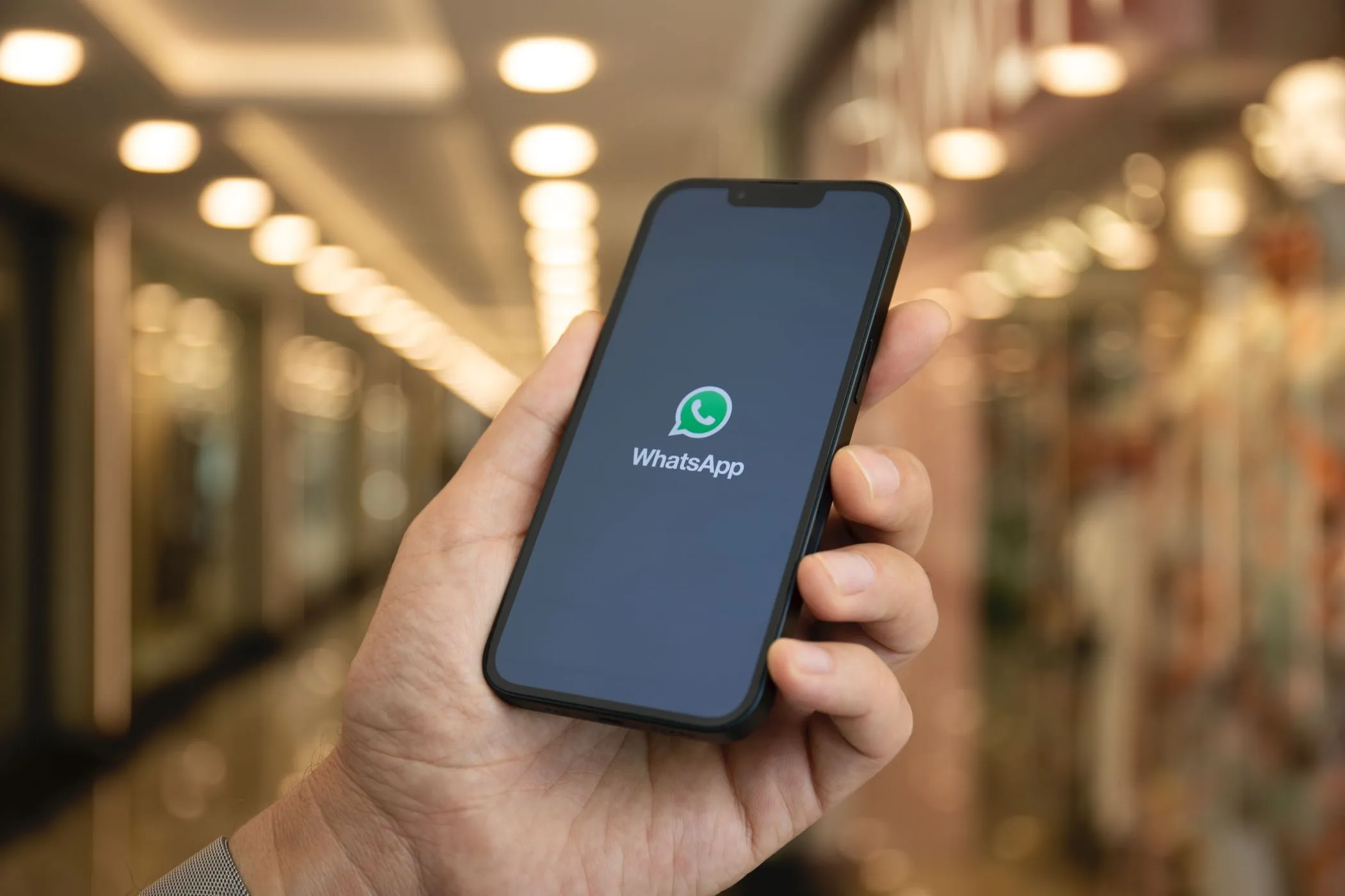 Điện thoại di động hiển thị logo WhatsApp với tính năng chuyển đổi giọng nói thành văn bản